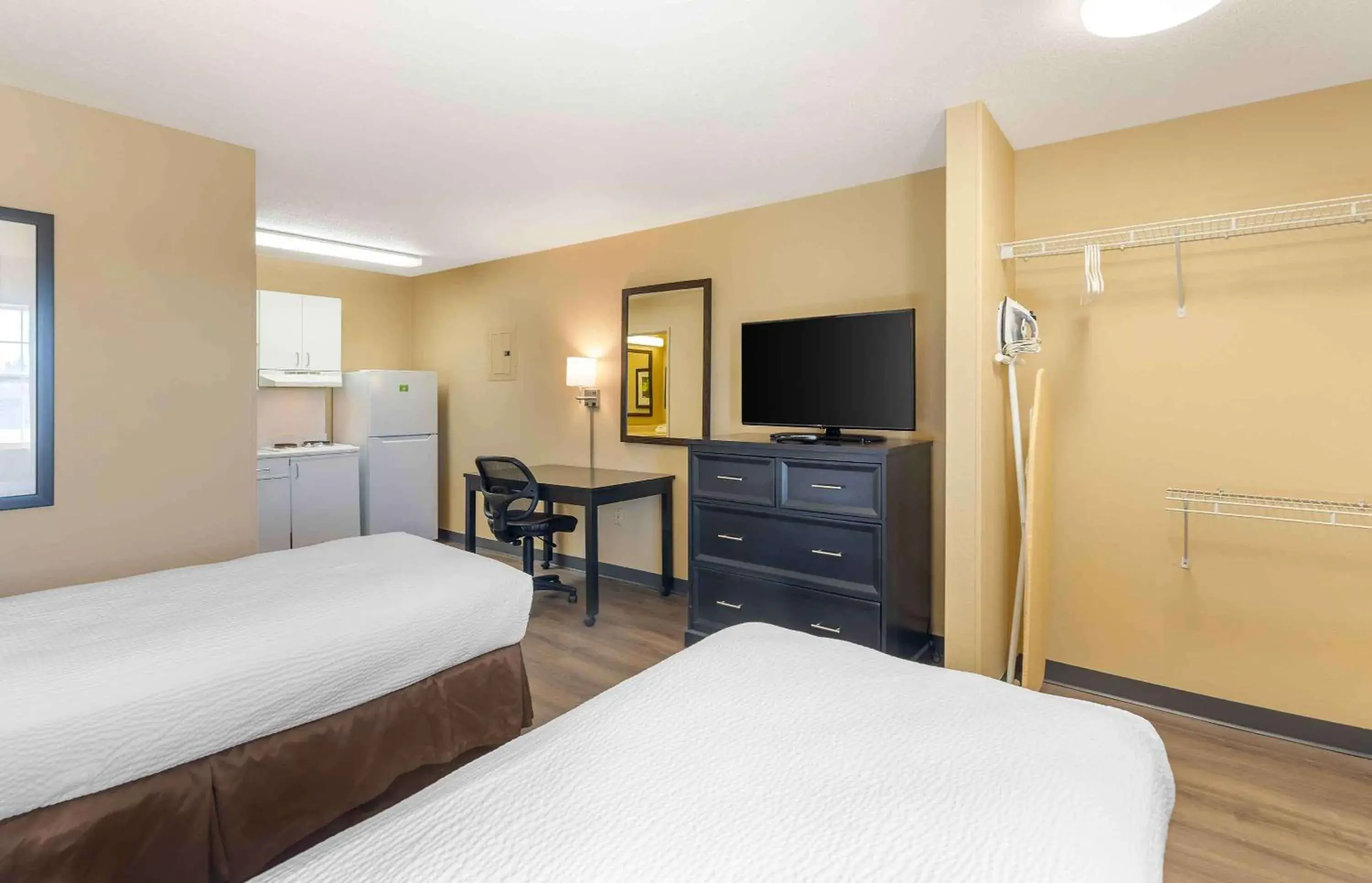 Bedroom, Bed in Extended Stay America Suites - St Louis - Westport - East Lackland Rd