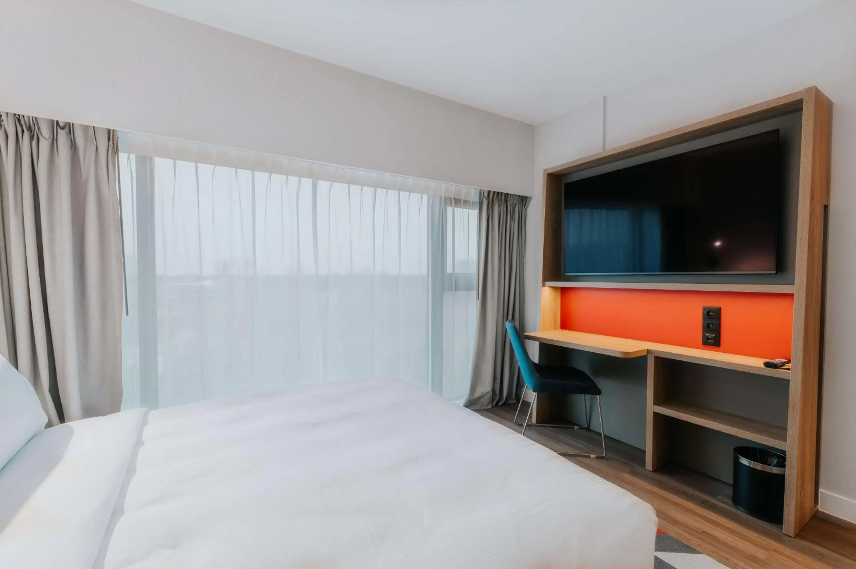 Bedroom, TV/Entertainment Center in Hampton By Hilton Warsaw Reduta