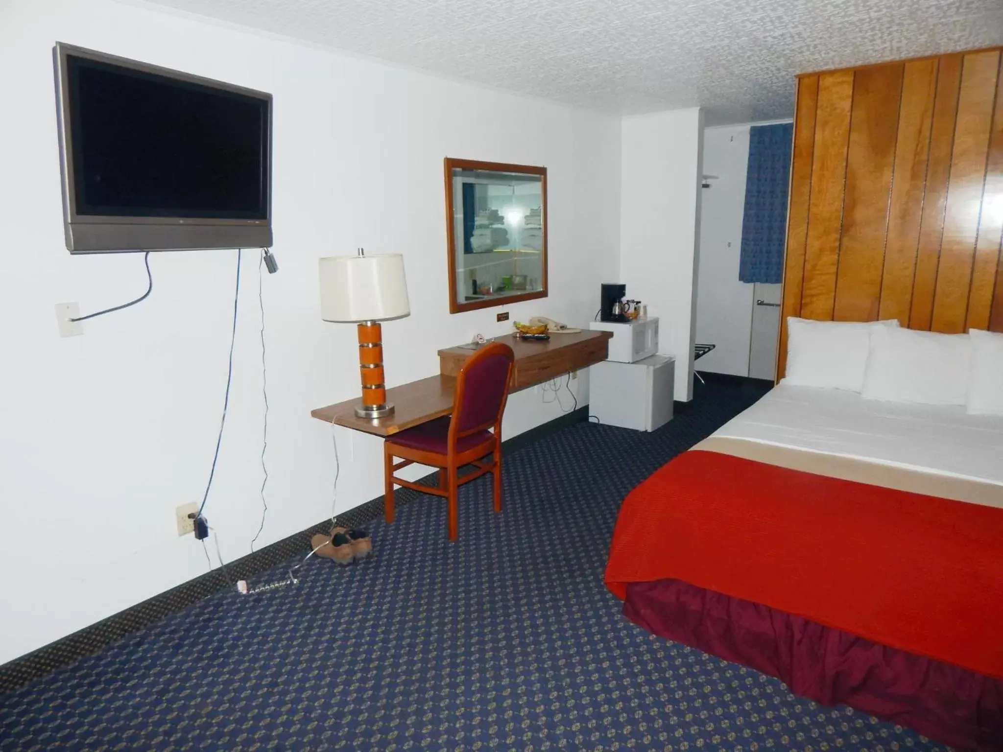 Photo of the whole room, TV/Entertainment Center in Motel Nicholas
