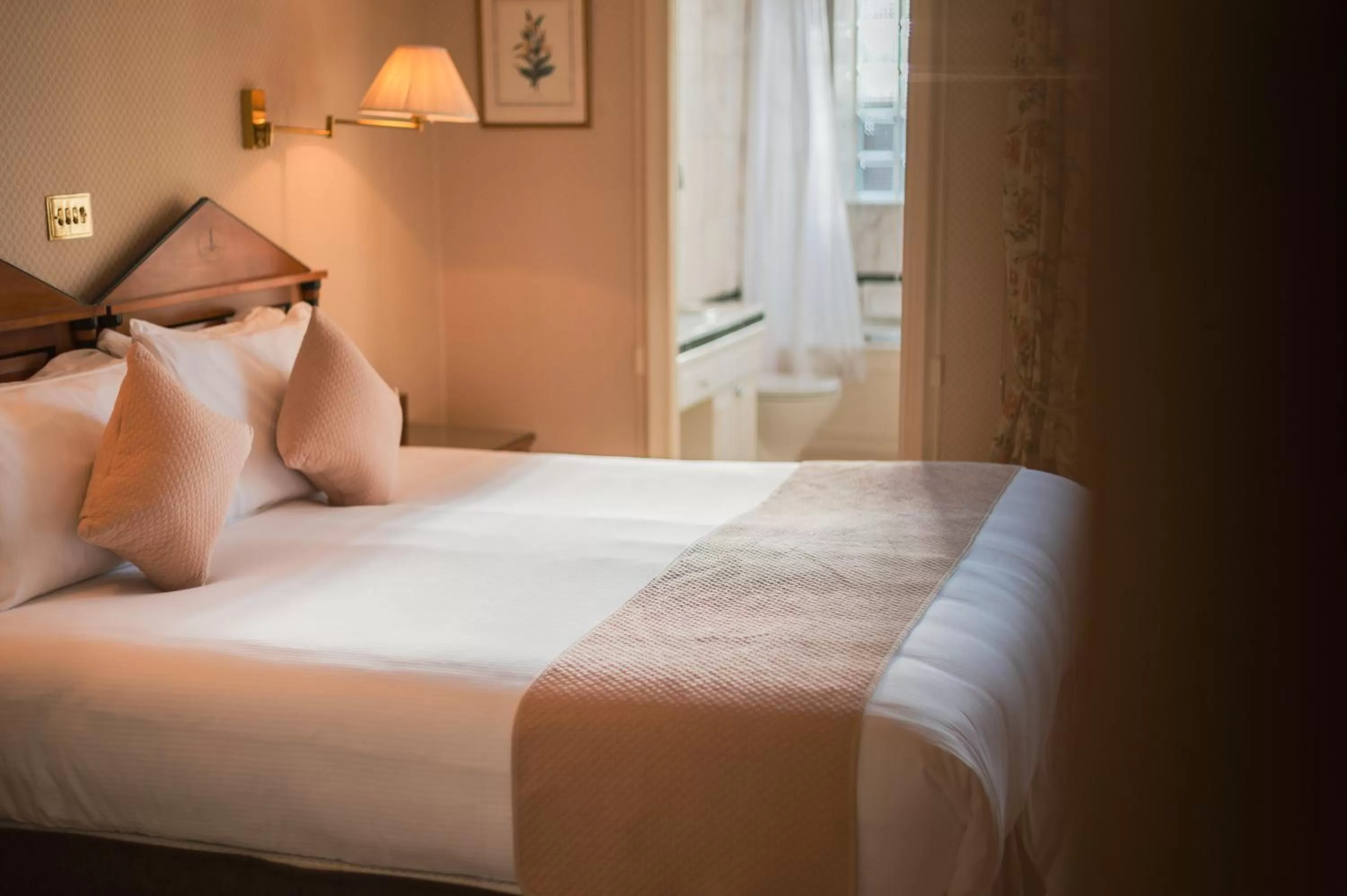 Bed in 44 Curzon Street by Mansley