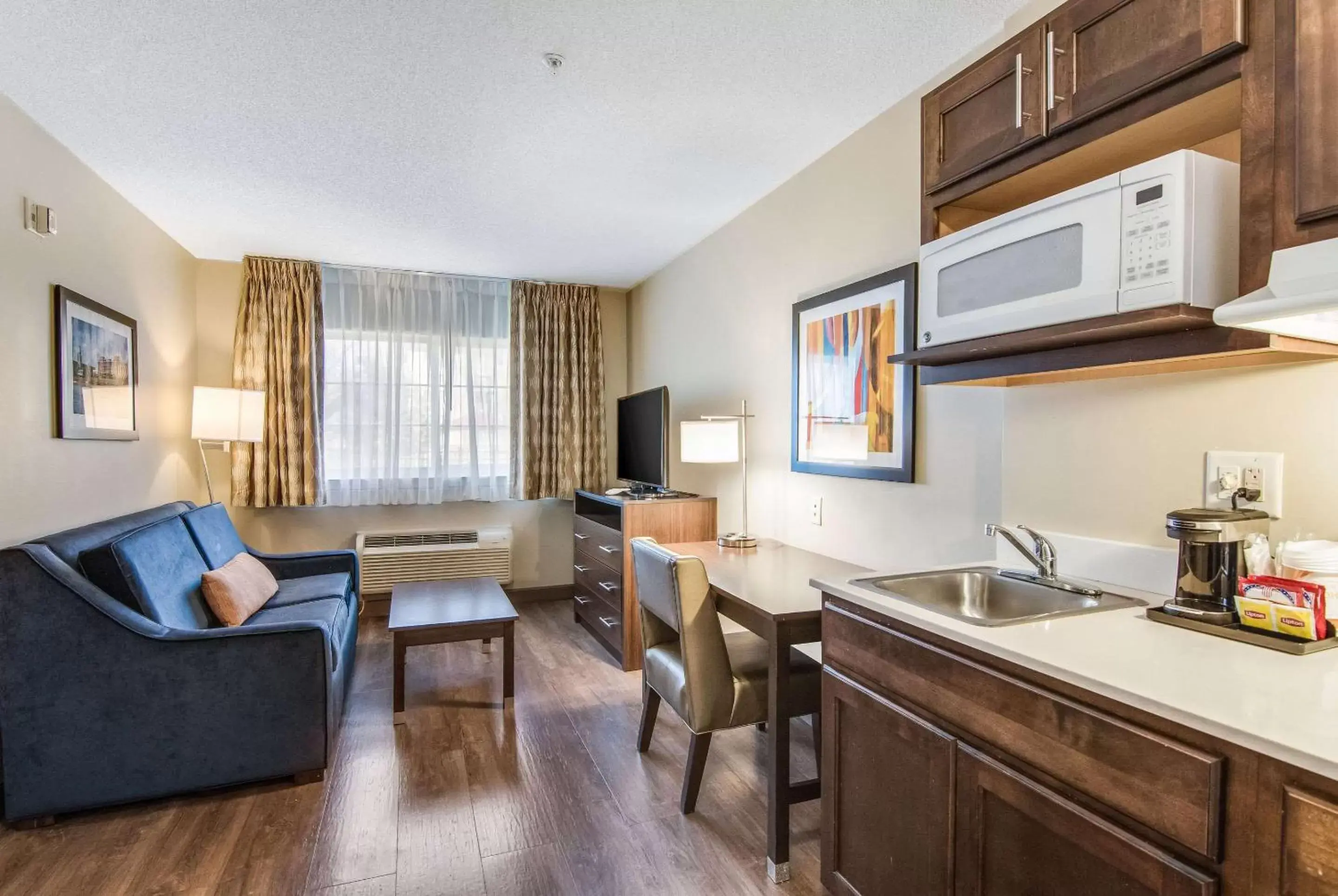 Photo of the whole room, Kitchen/Kitchenette in MainStay Suites Columbus next to Fort Moore