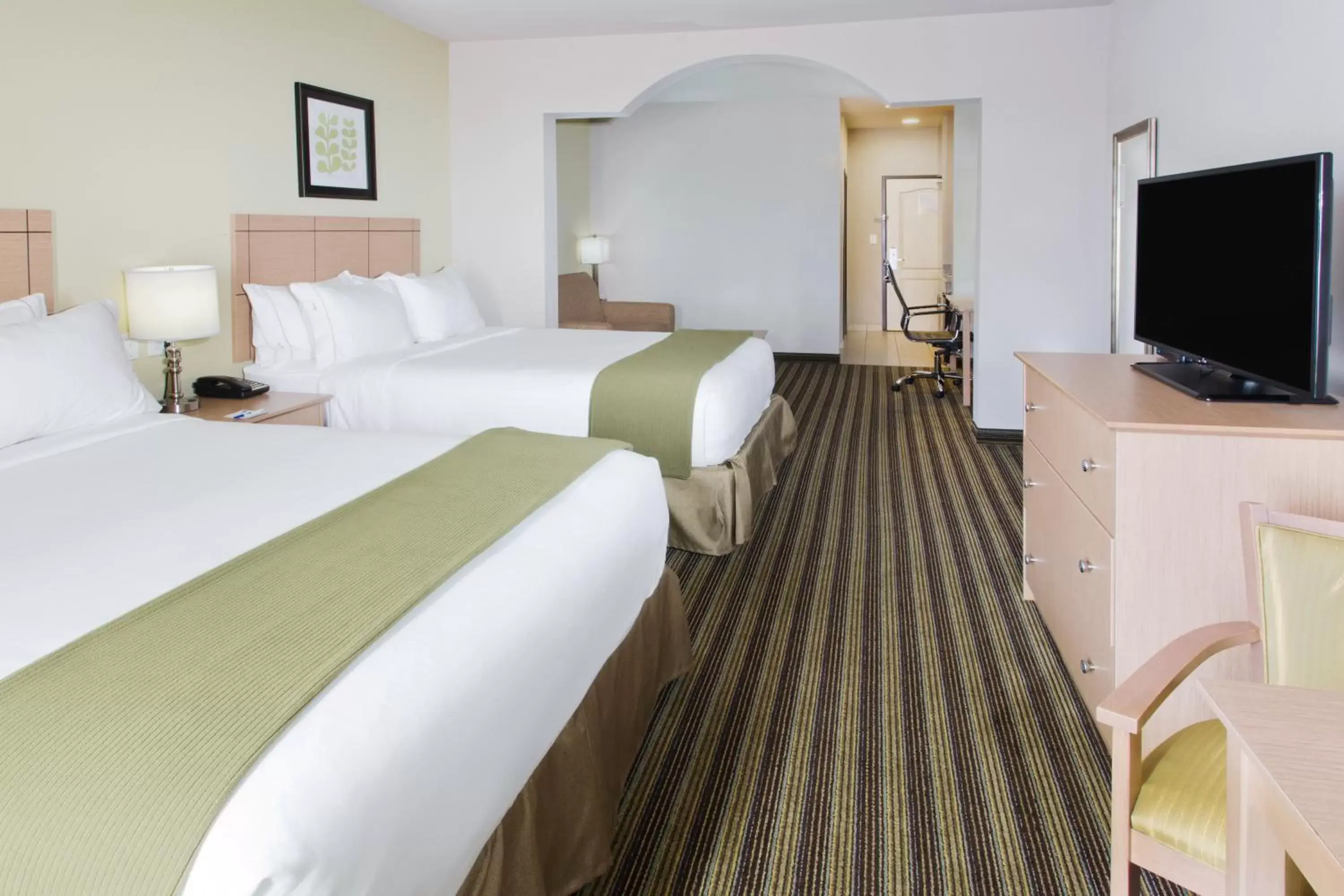 Photo of the whole room, Bed in Holiday Inn Express Hotel & Suites Alvarado, an IHG Hotel