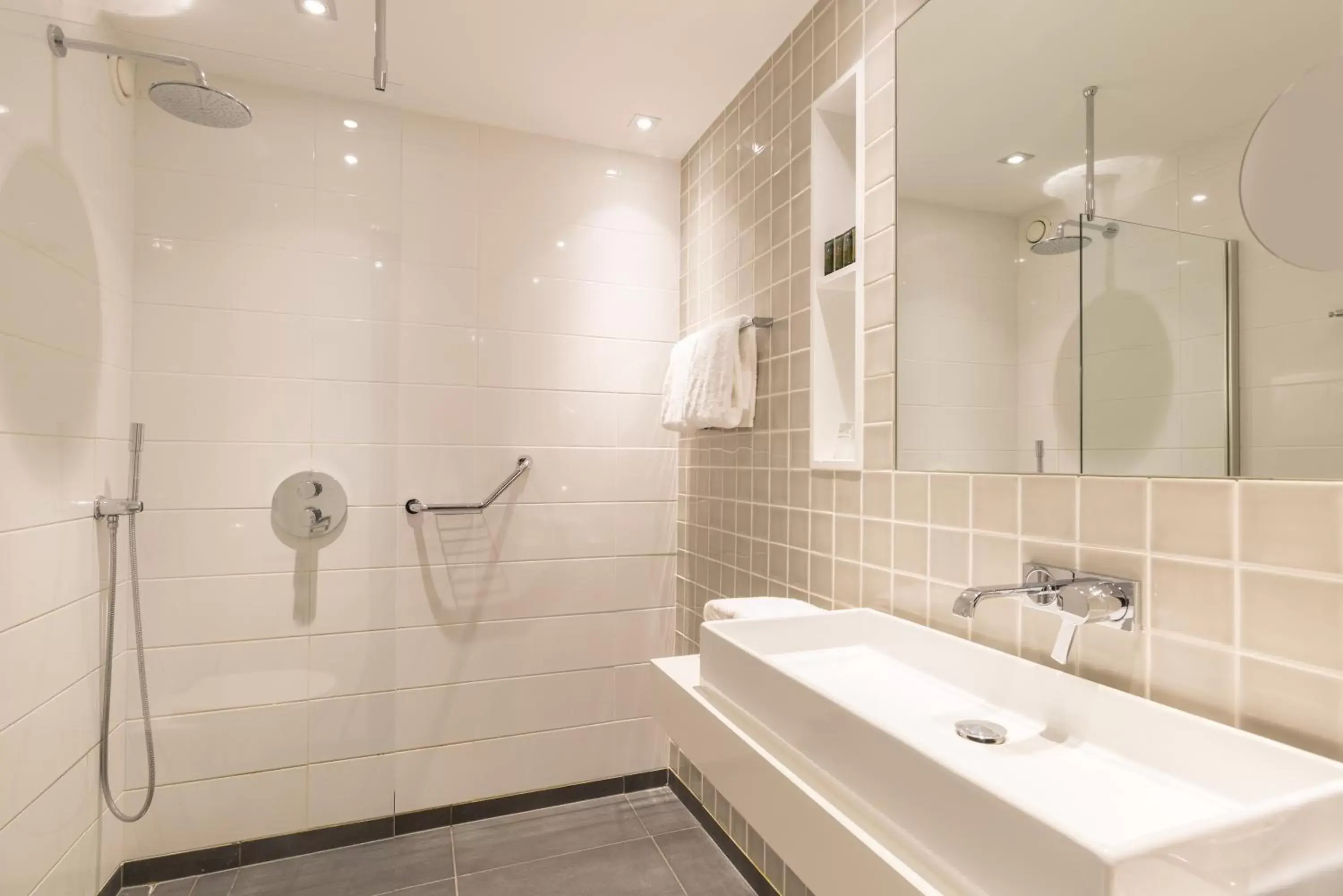 Shower, Bathroom in Van der Valk hotel Den Haag Wassenaar