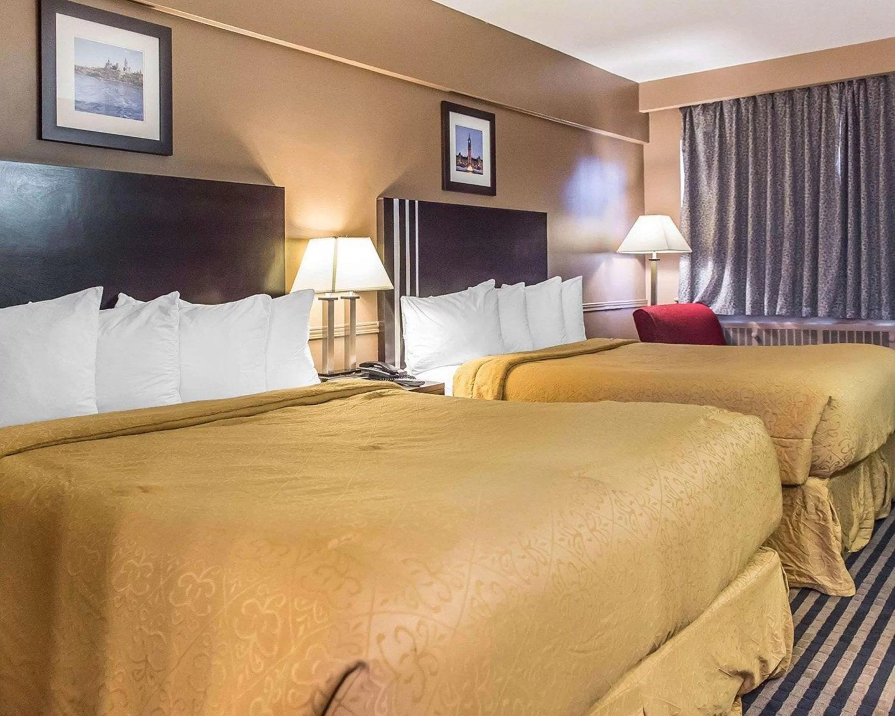 Photo of the whole room, Bed in Econo Lodge Downtown