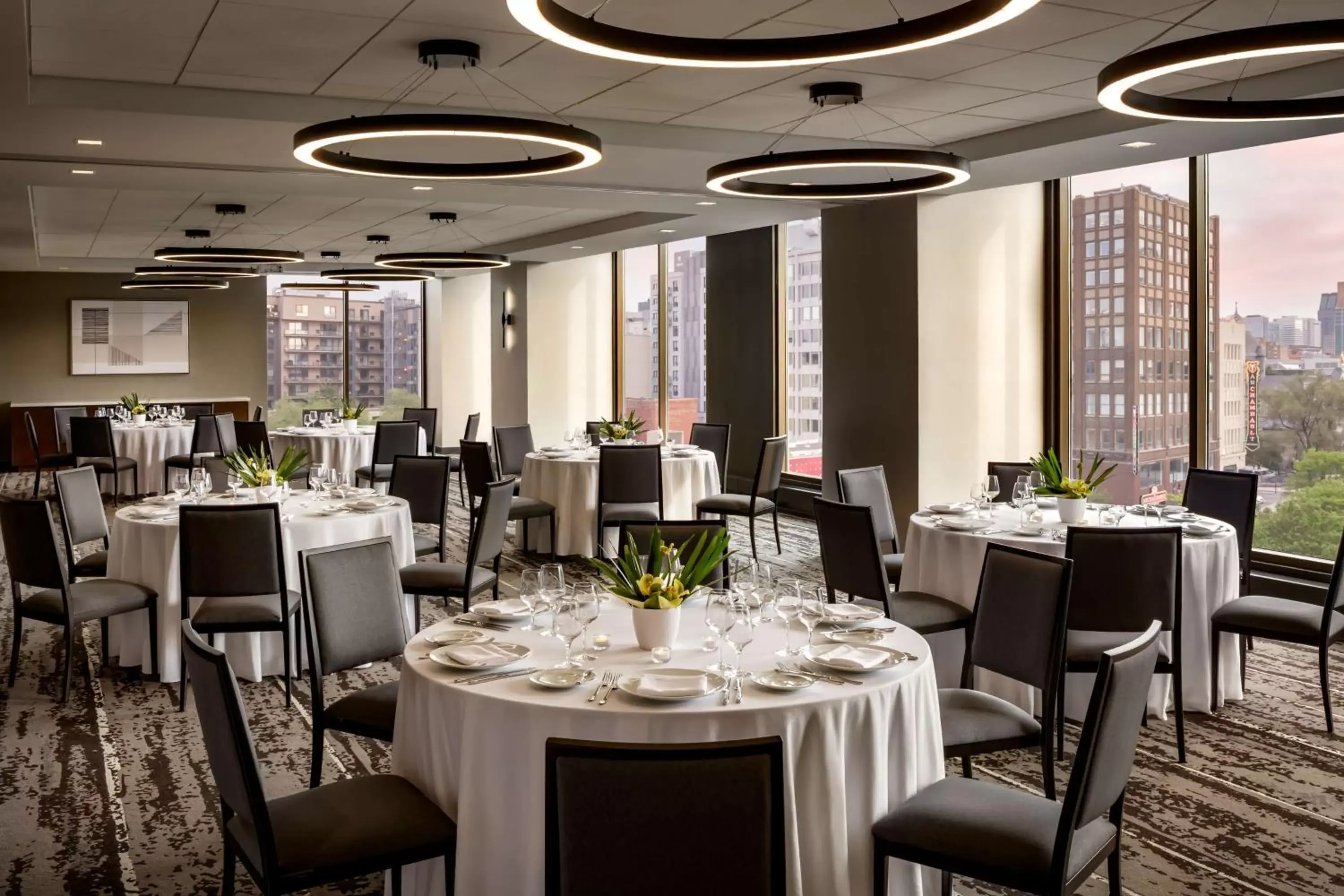 Meeting/conference room, Restaurant/Places to Eat in Hyatt Place Montreal - Downtown