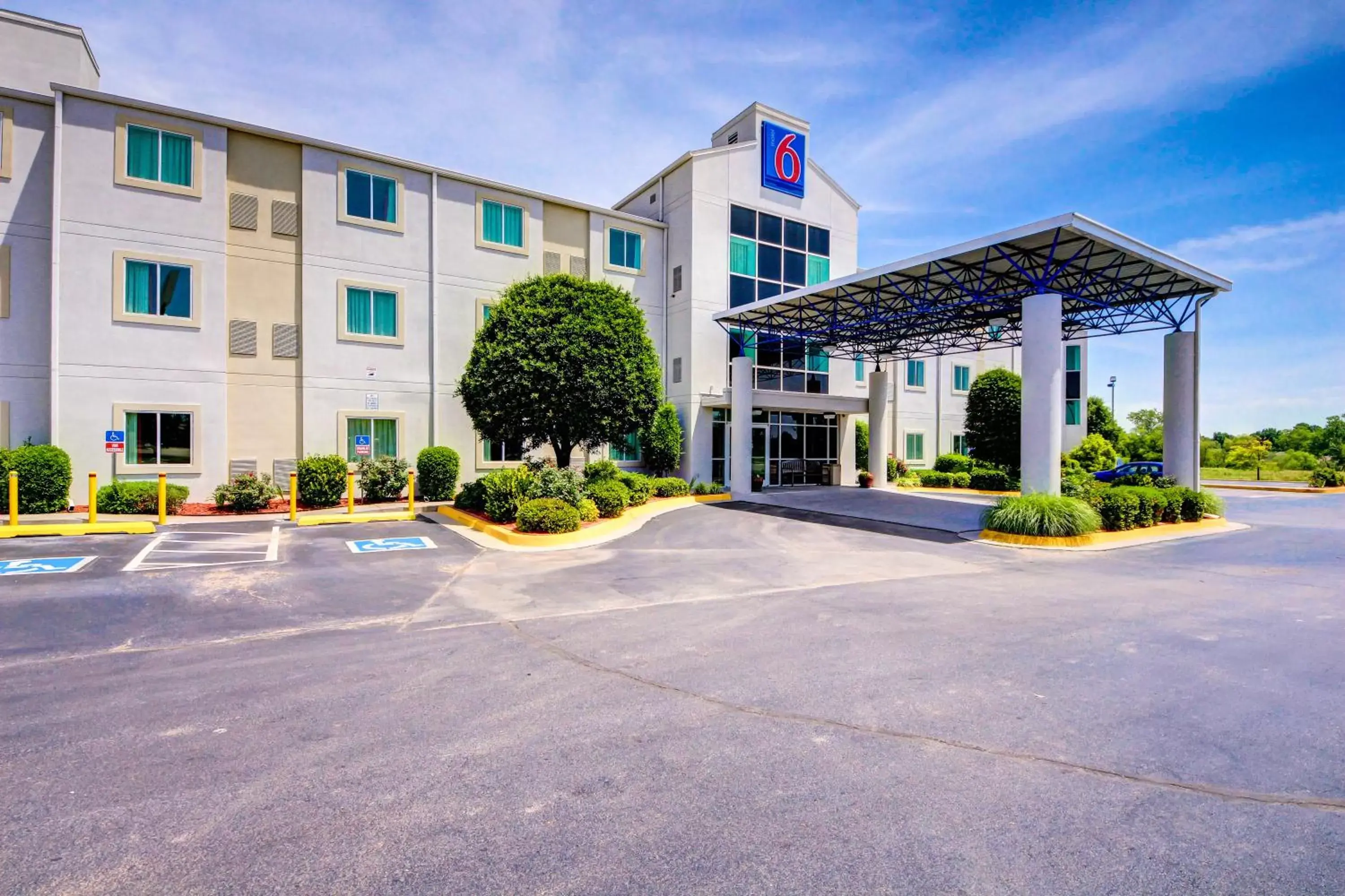 Property building in Motel 6-El Reno, OK Property building in Motel 6-El Reno, OK