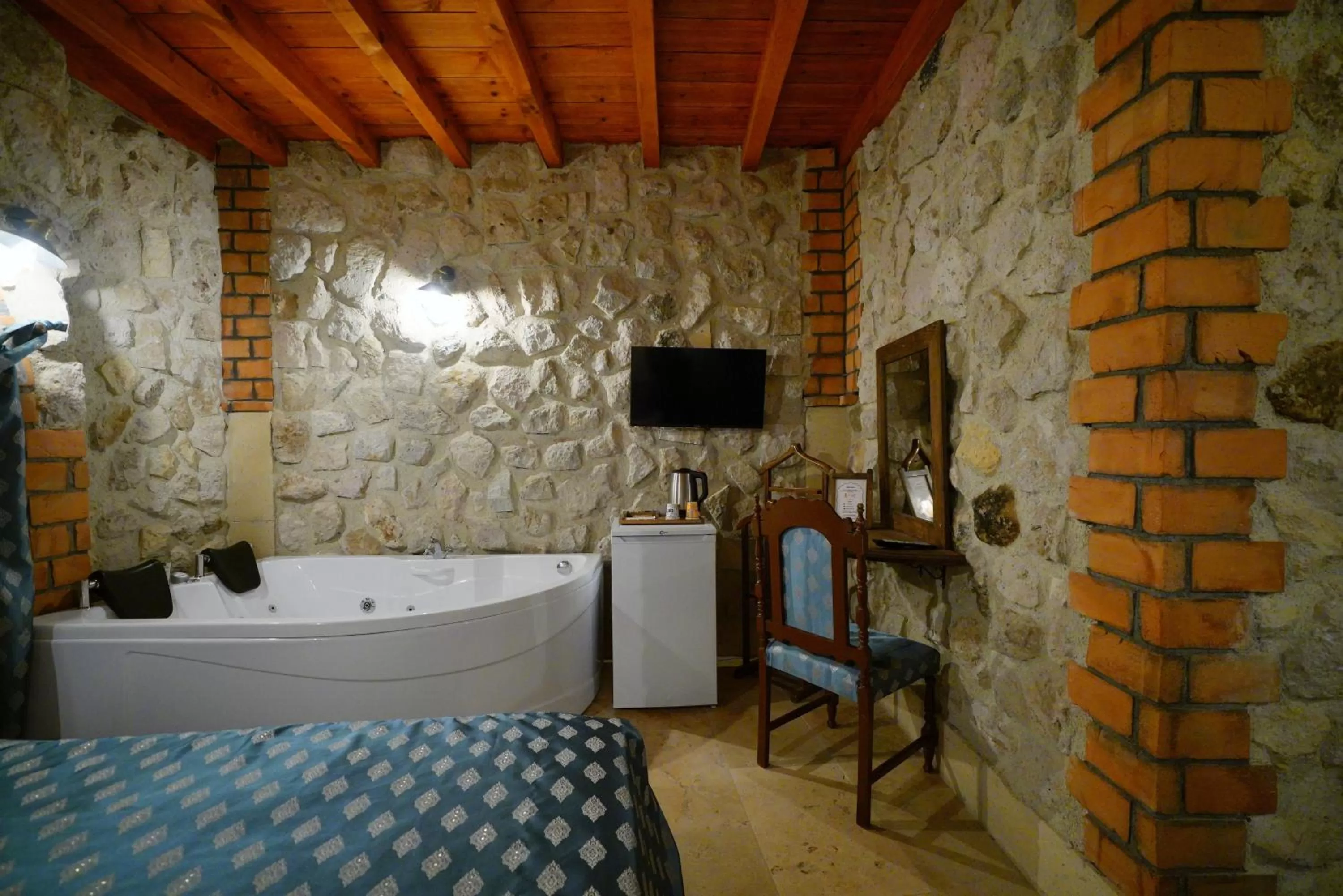 Bath, Bed in Cappadocia Nar Cave House & Swimming Pool