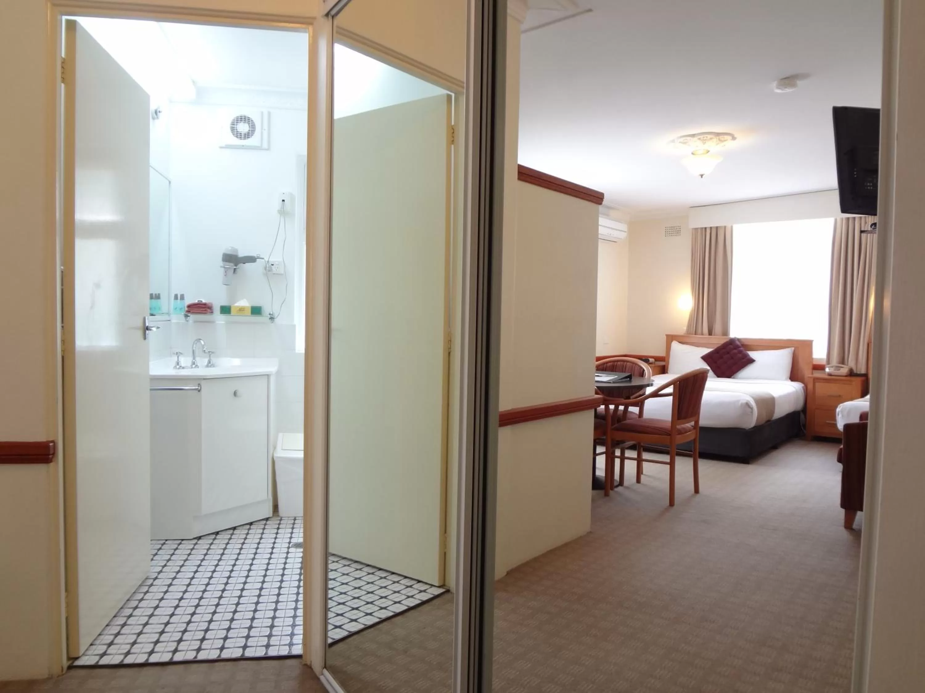 Photo of the whole room, Bed in Three Explorers Motel