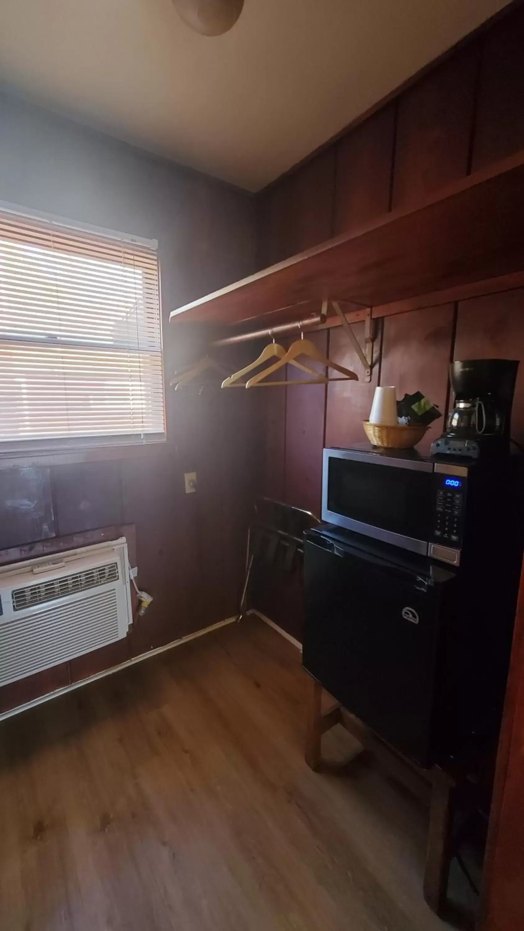 Kitchen/Kitchenette in Kernville Inn