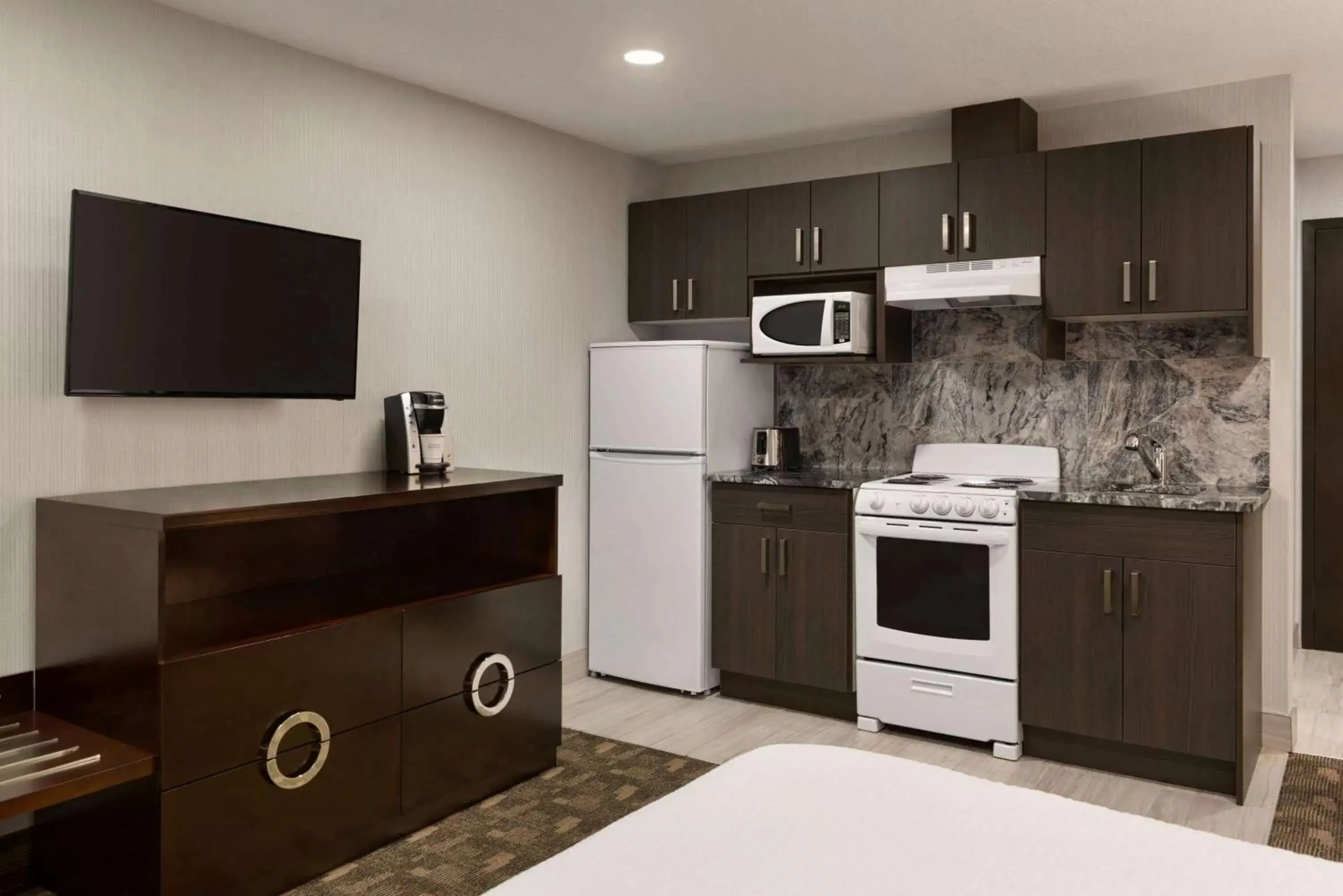 Photo of the whole room, Kitchen/Kitchenette in Days Inn by Wyndham Wainwright