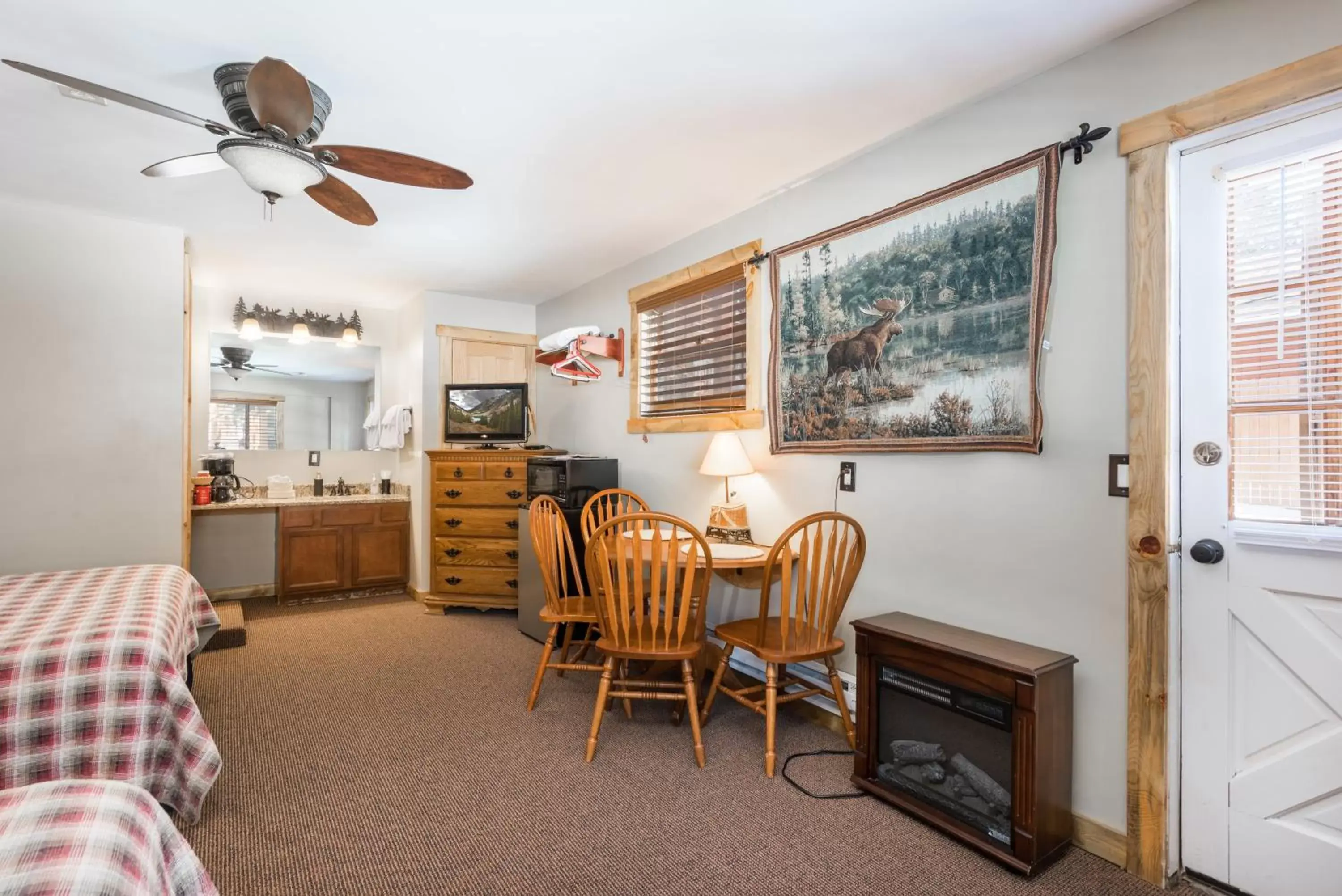 Dining area in 4 Seasons Inn on Fall River