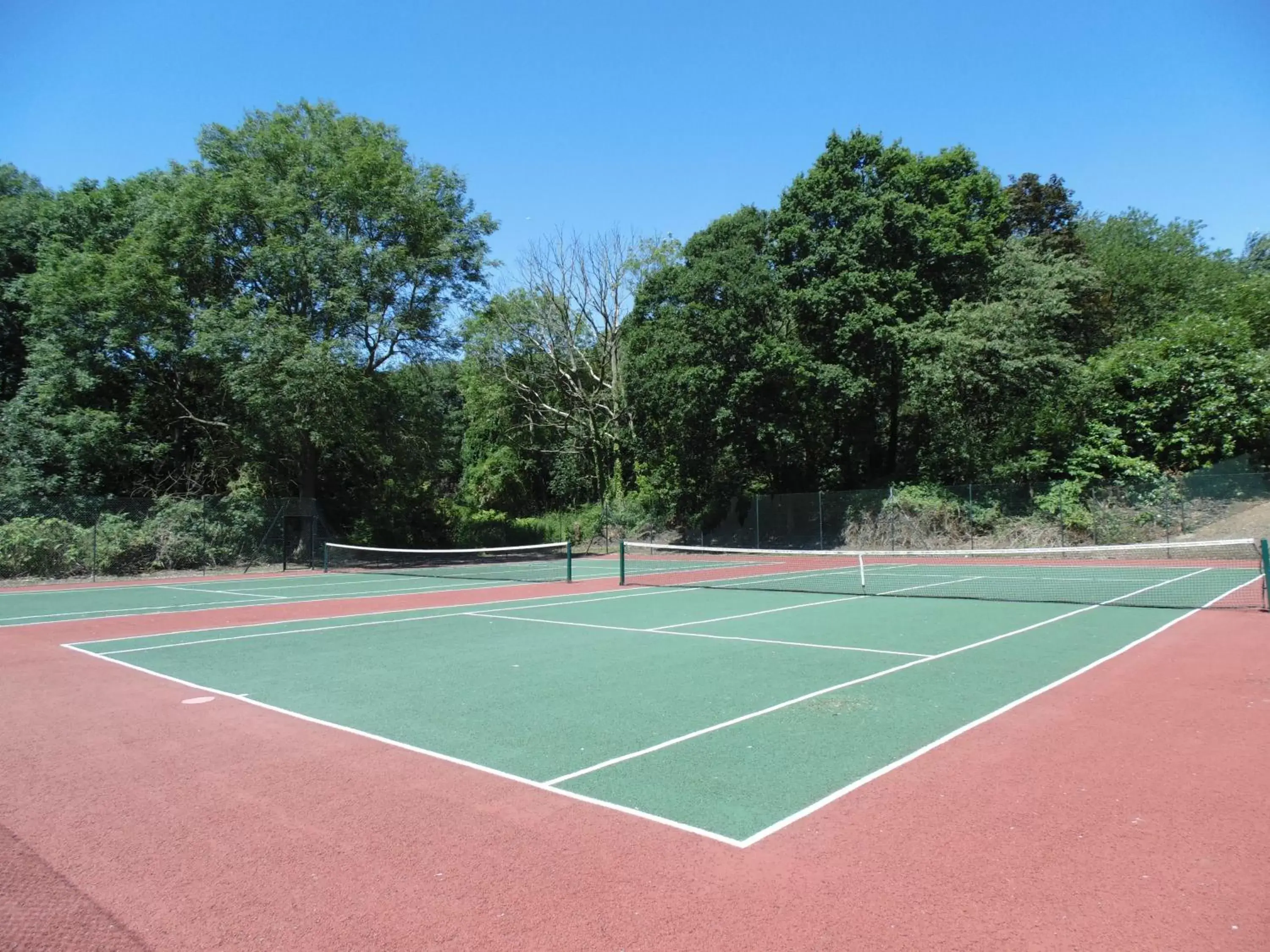 Activities, Tennis/Squash in De Rougemont Manor