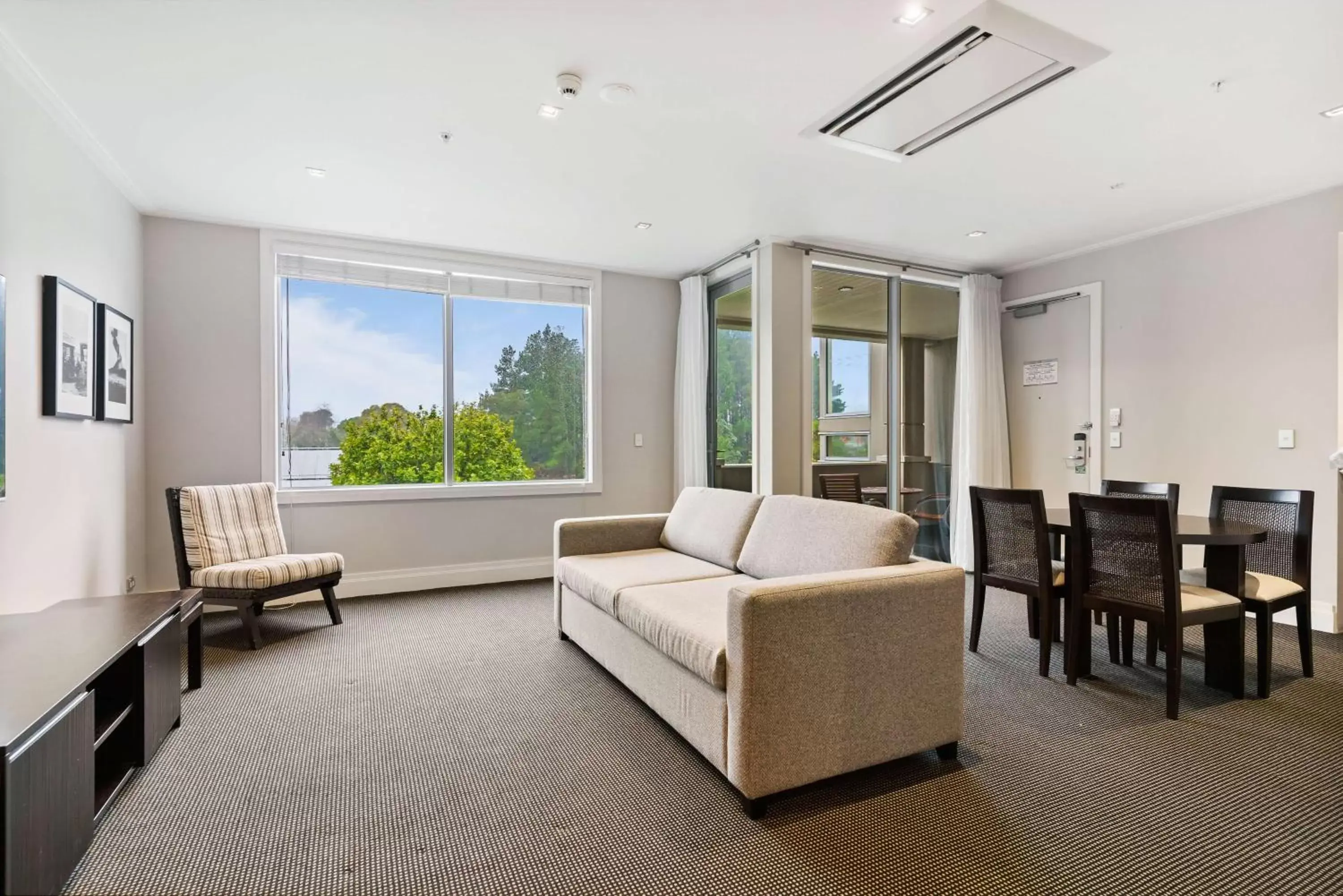 Living room, Seating Area in Hilton Lake Taupo