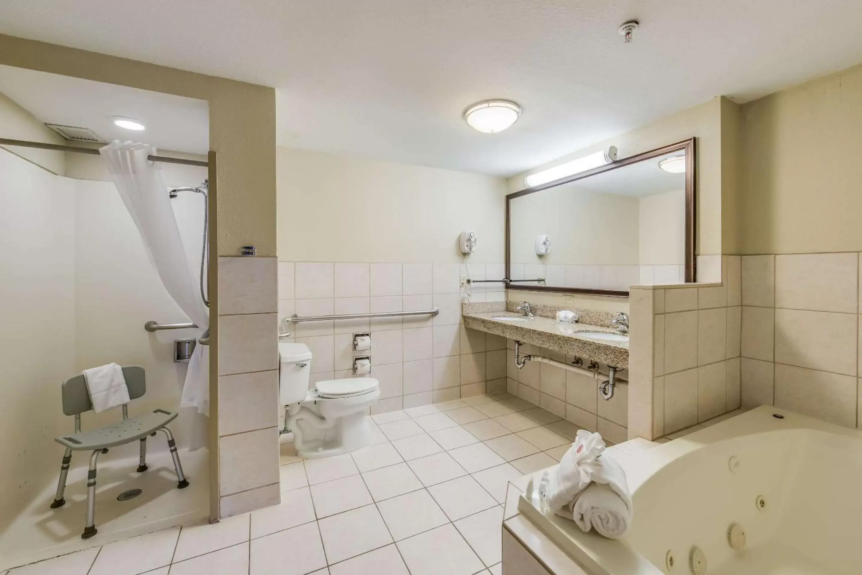 Photo of the whole room, Bathroom in Comfort Suites Chicago O'Hare Airport