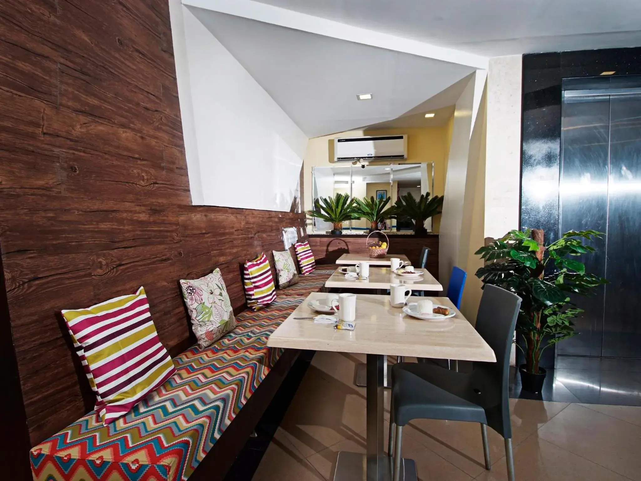 Lounge or bar, Restaurant/Places to Eat in Skyblue Hotel
