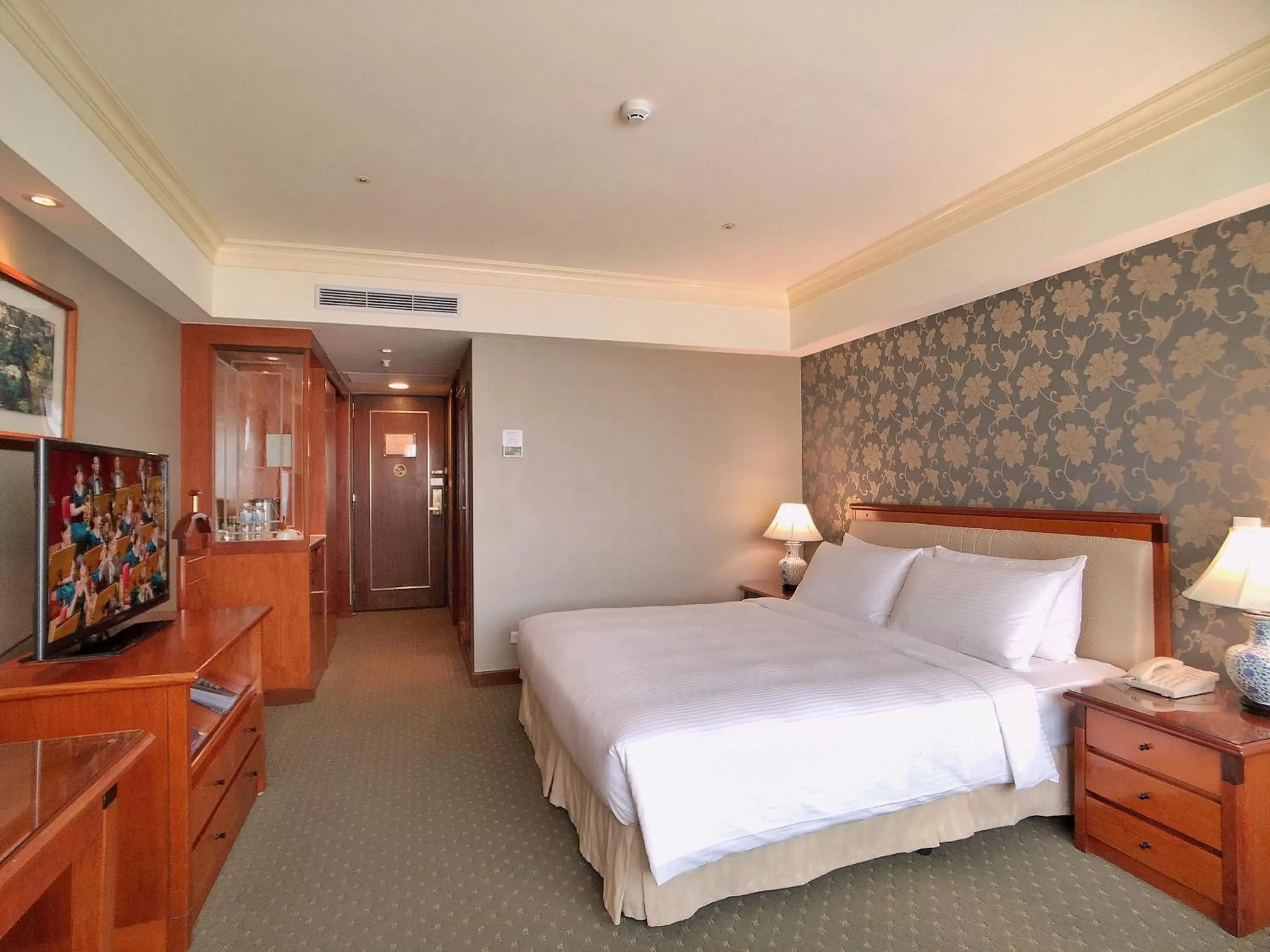 Photo of the whole room, Bed in Evergreen Laurel Hotel - Taichung