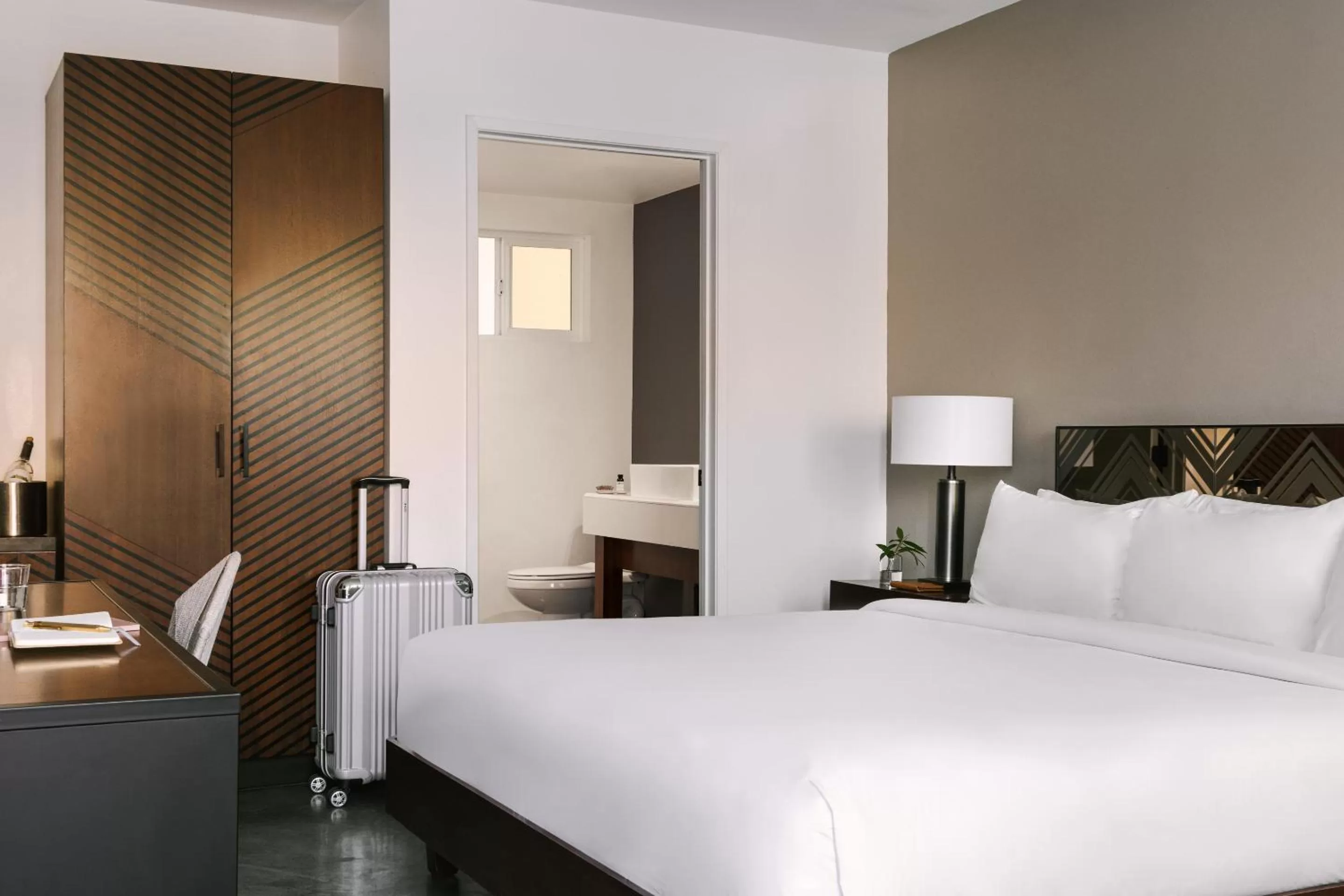 Deluxe King Room in The V powered by Sonder