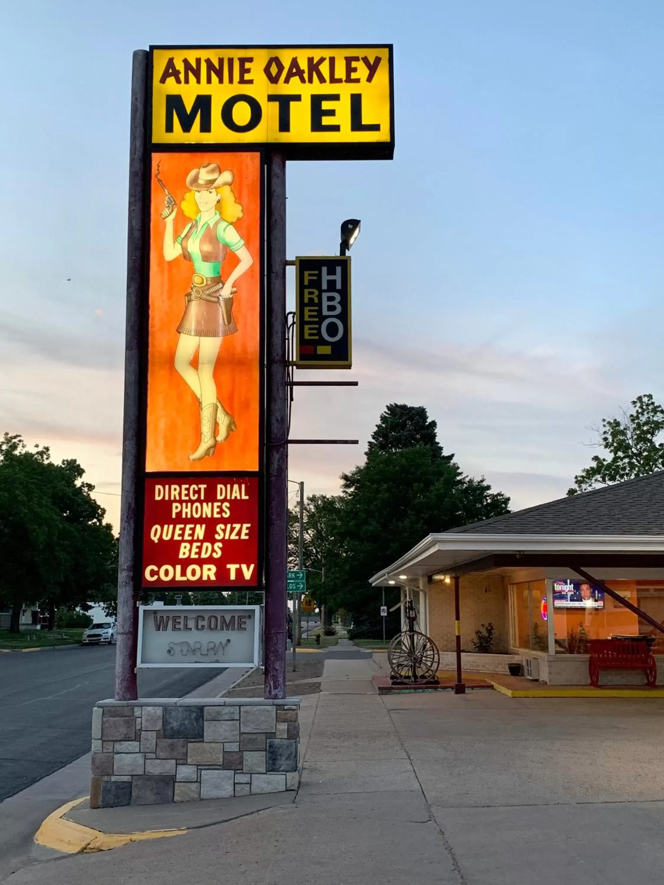 Property Building in Annie Oakley Motel Oakley