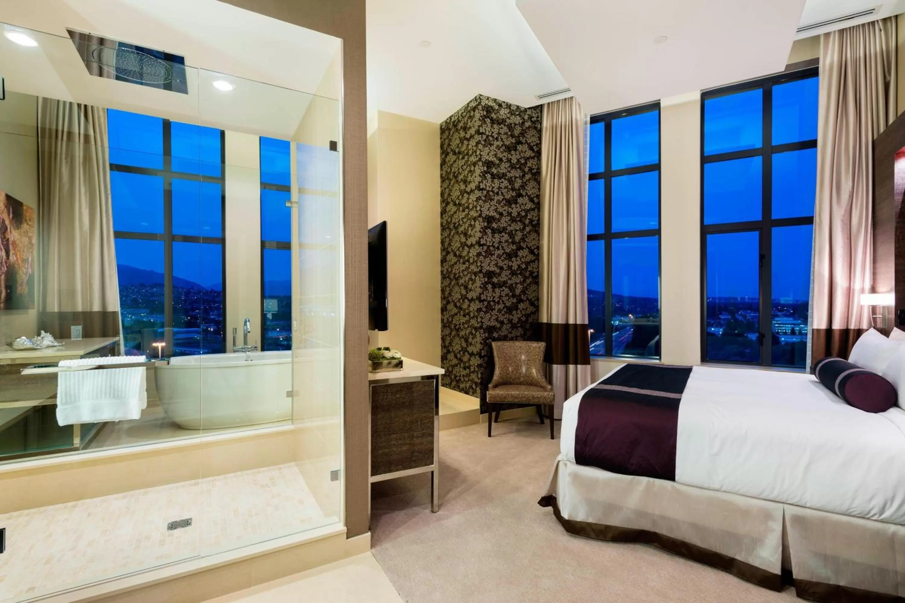 Bedroom, Bed in Delta Hotels by Marriott Burnaby Conference Centre