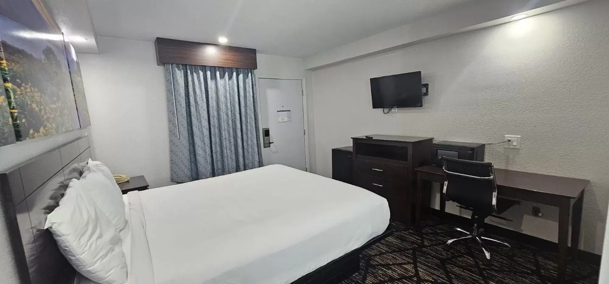 Photo of the whole room, Bed in Days Inn by Wyndham Indianapolis East Post Road