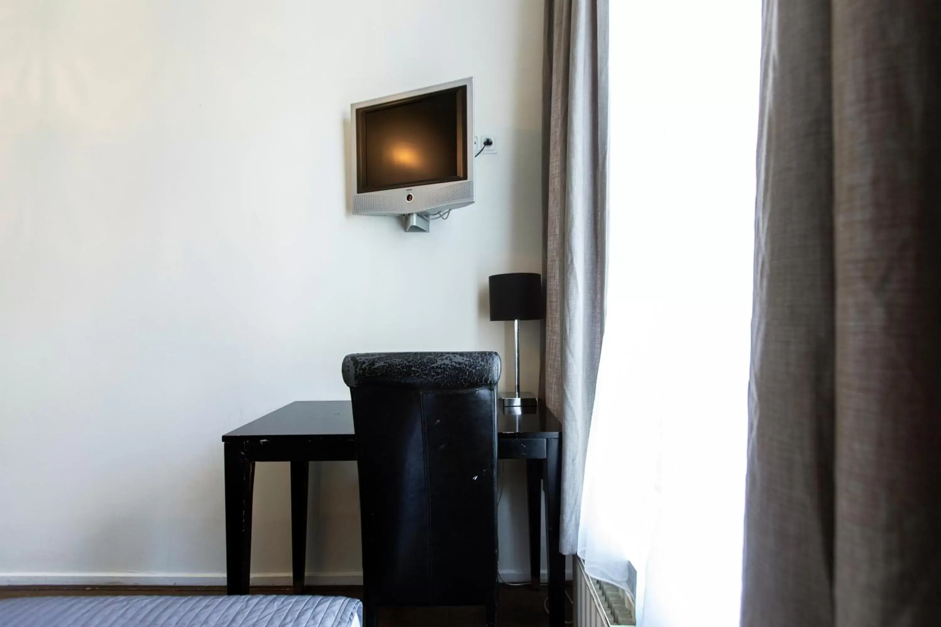 TV and multimedia, TV/Entertainment Center in Quentin England Hotel