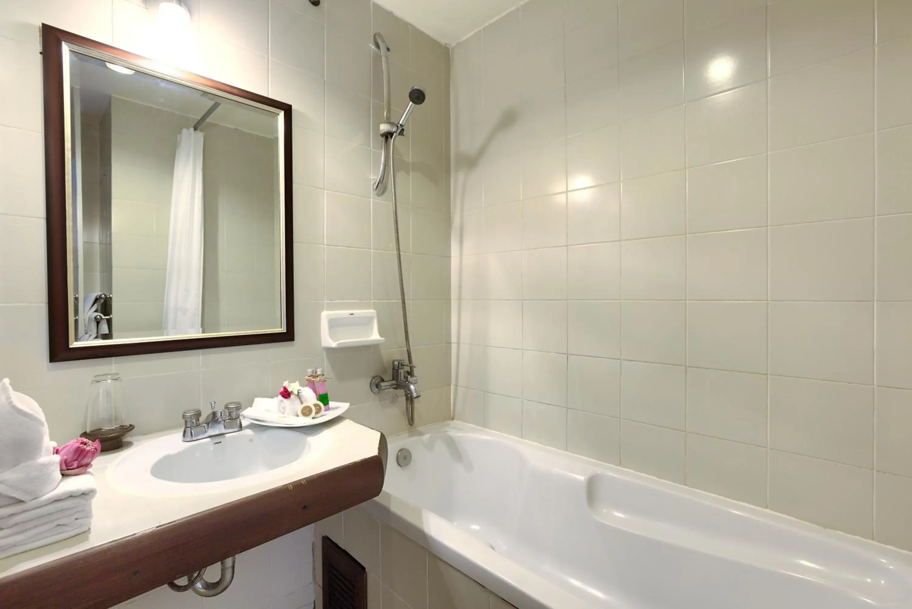 Shower, Bathroom in The Lodge