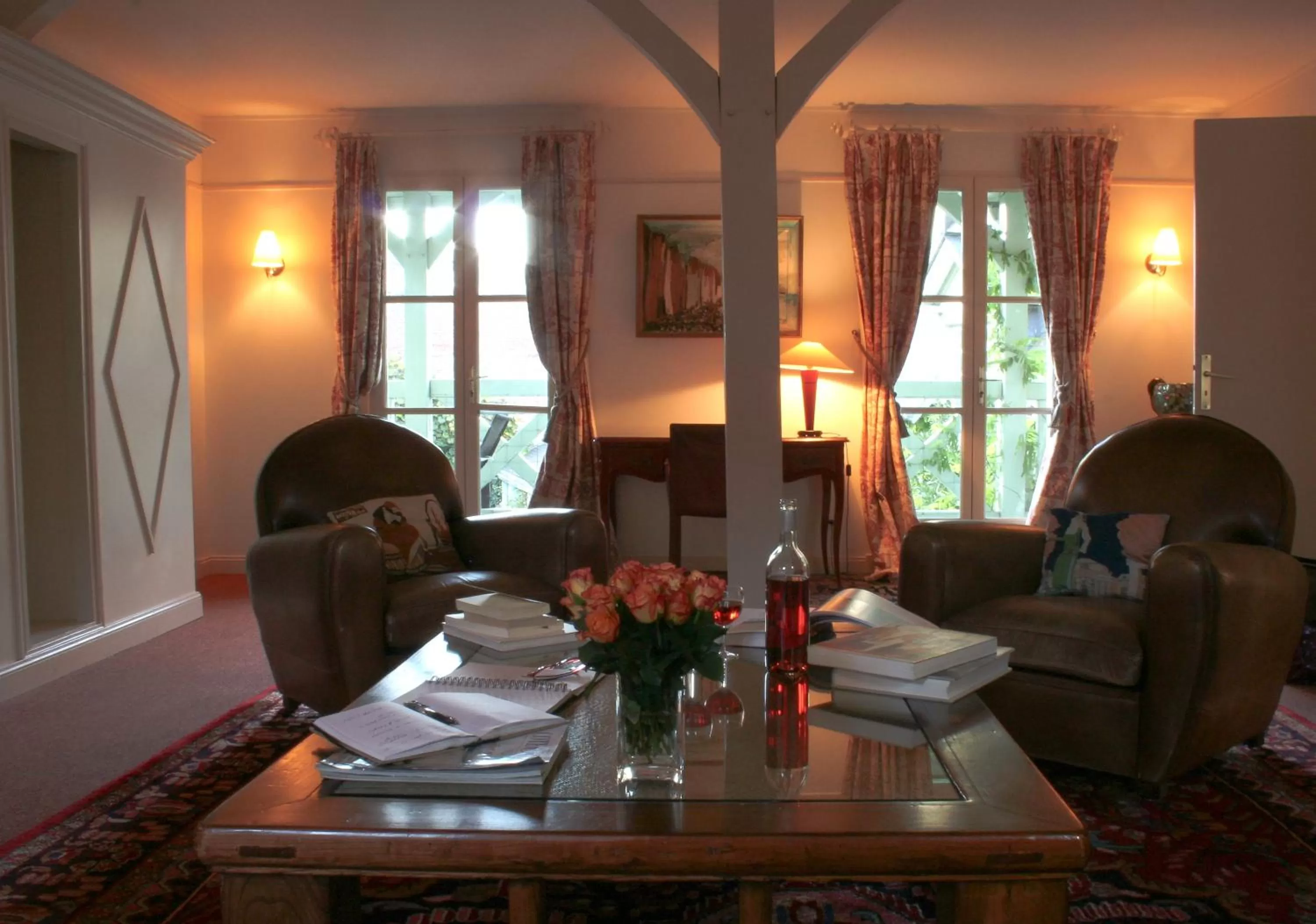 Communal lounge/ TV room in Relais Hôtelier Douce France