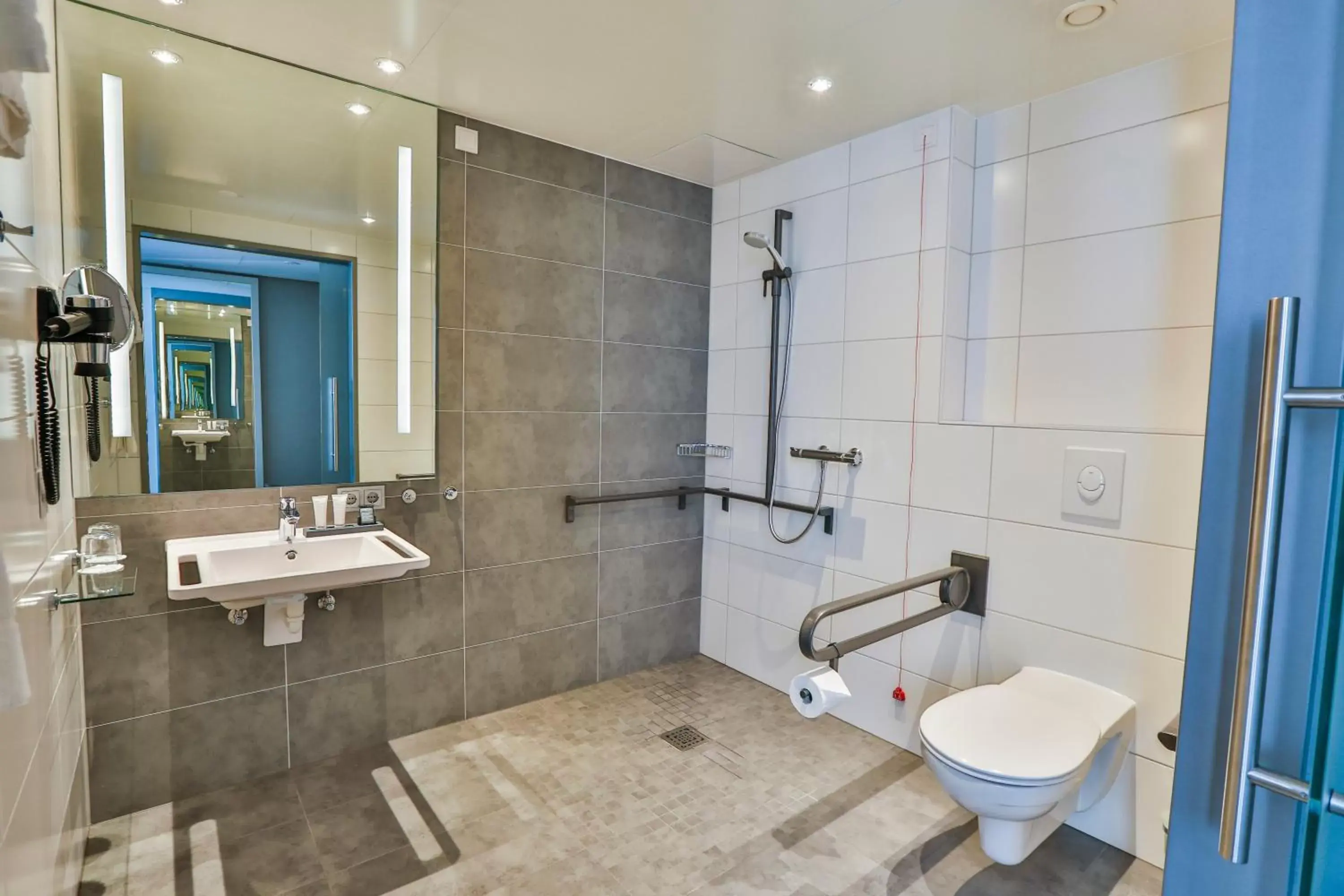 Photo of the whole room, Bathroom in Holiday Inn - Villingen - Schwenningen, an IHG Hotel