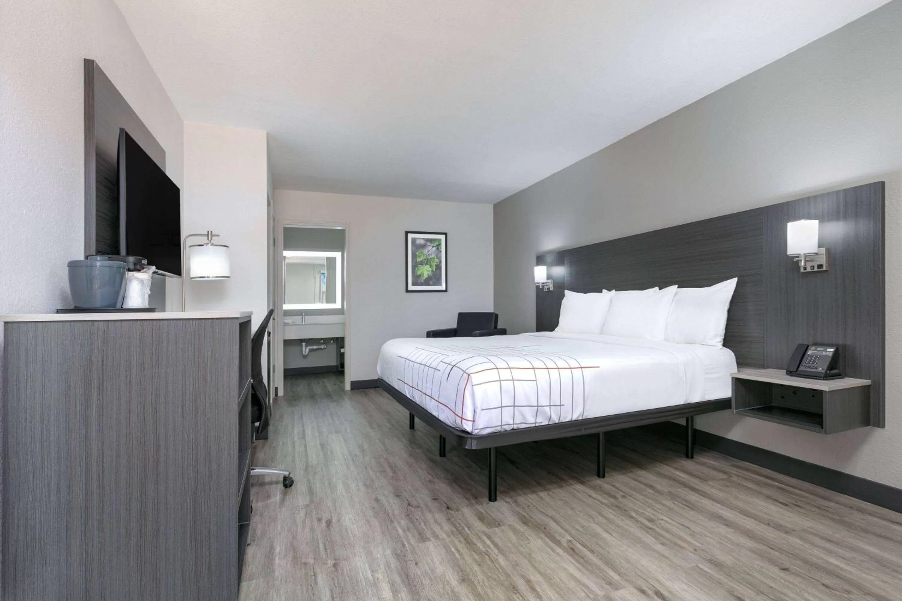 Photo of the whole room, Bed in La Quinta Inn by Wyndham Dallas Uptown