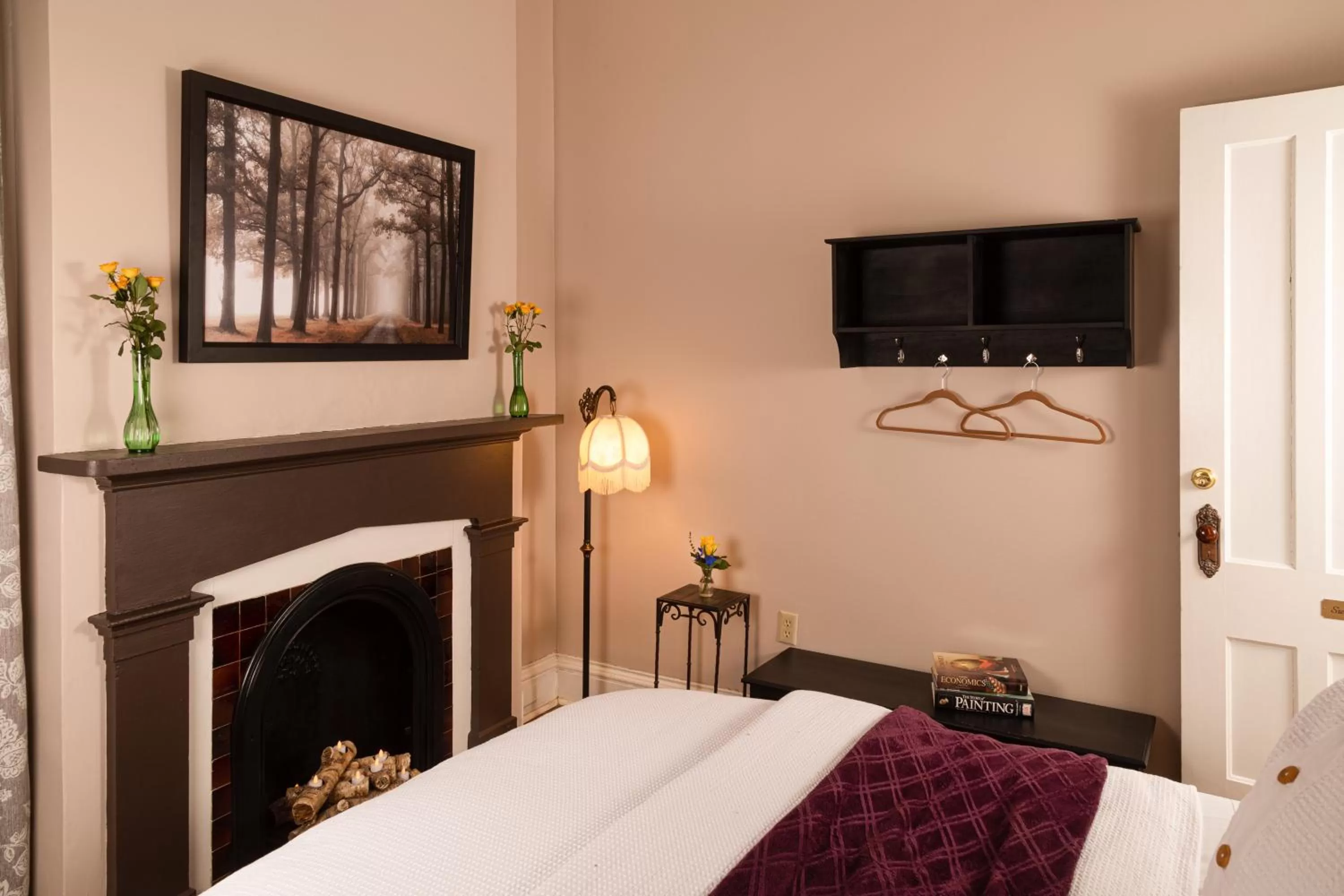 Bed, TV/Entertainment Center in Rosemont Inn