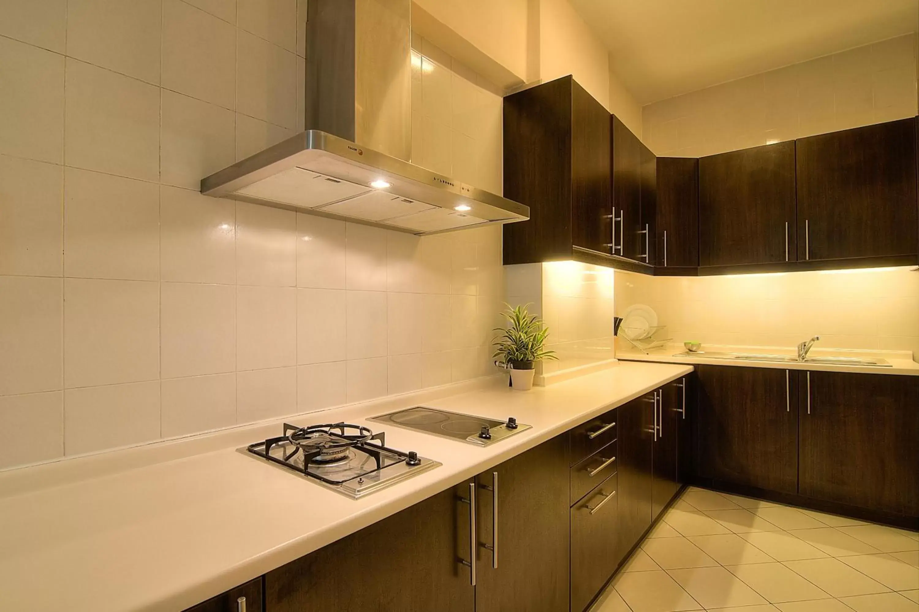 Kitchen or kitchenette, Bathroom in Wedgewood Residences