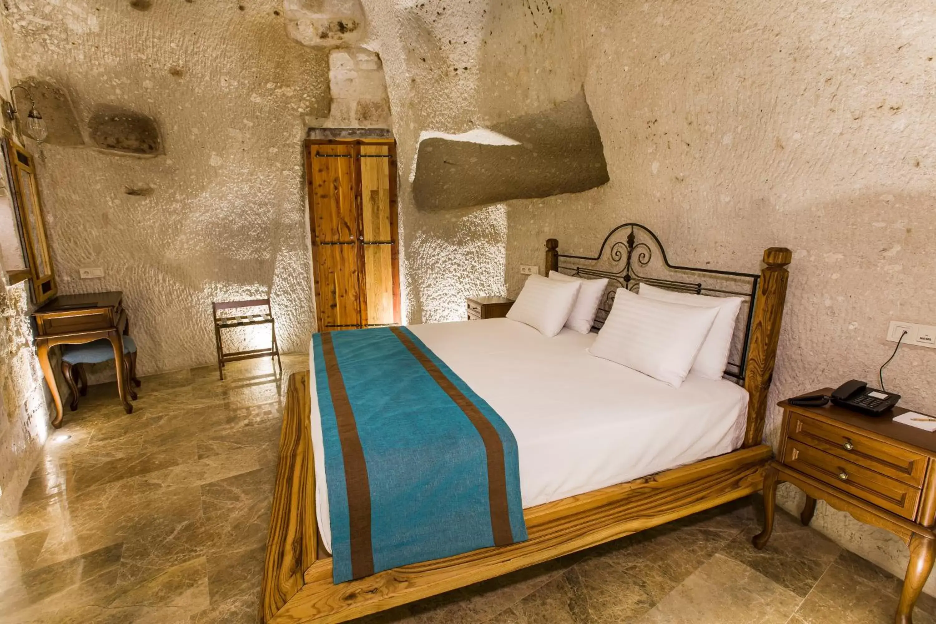 Bedroom, Bed in Imperial Cave Suites & Spa