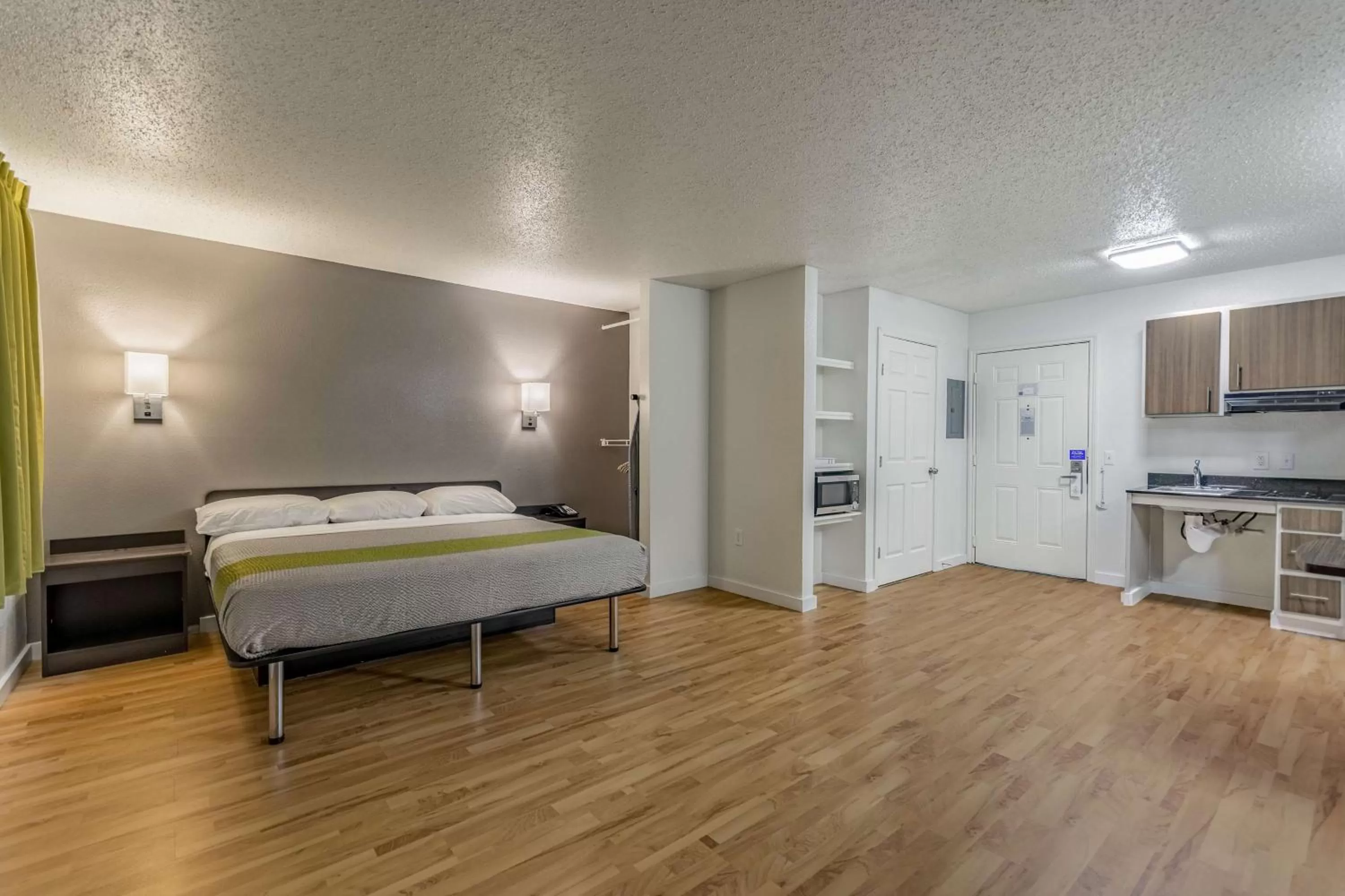 Photo of the whole room, Bed in Studio 6-Dallas, TX