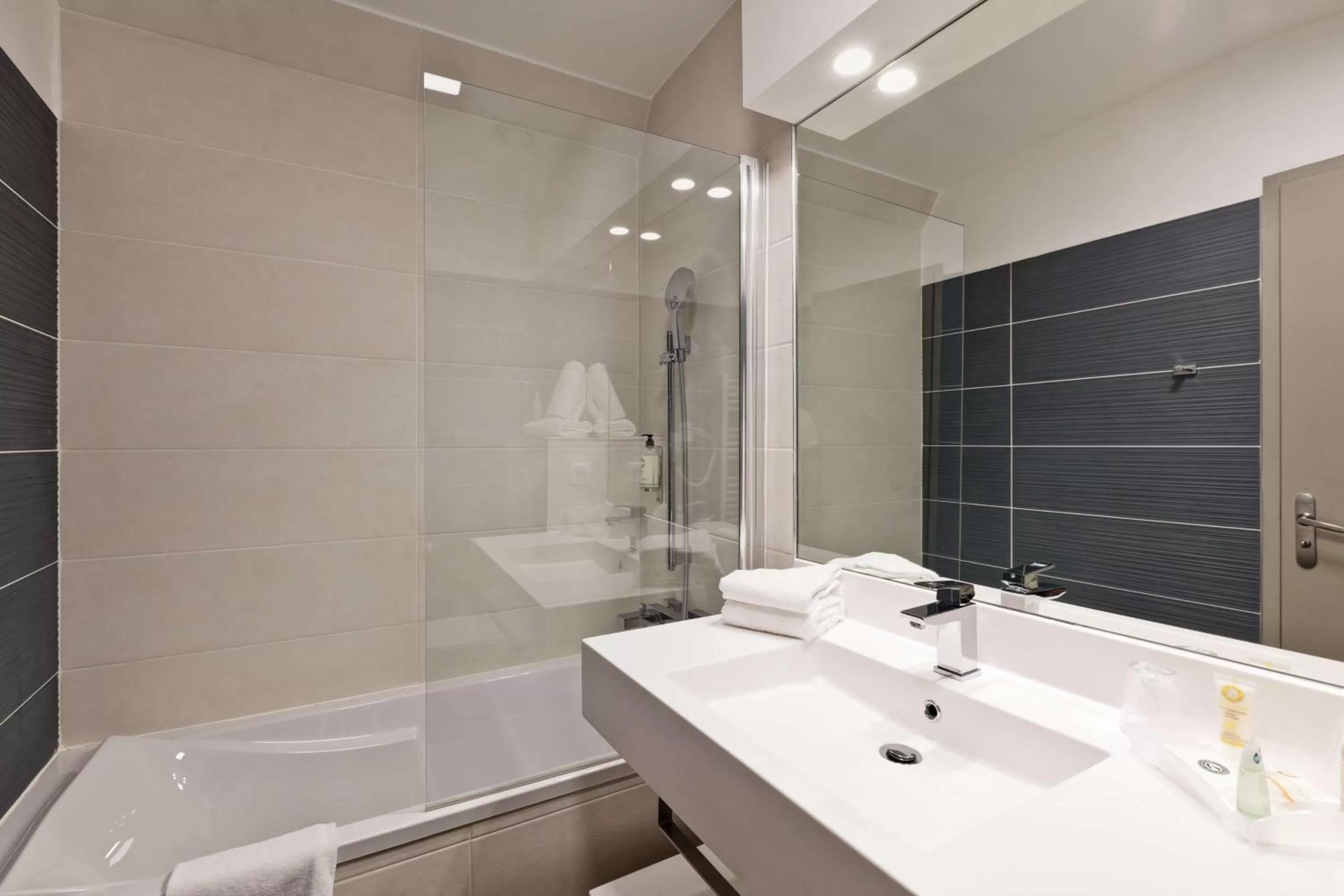 Bathroom in Best Western Crequi Lyon Part Dieu