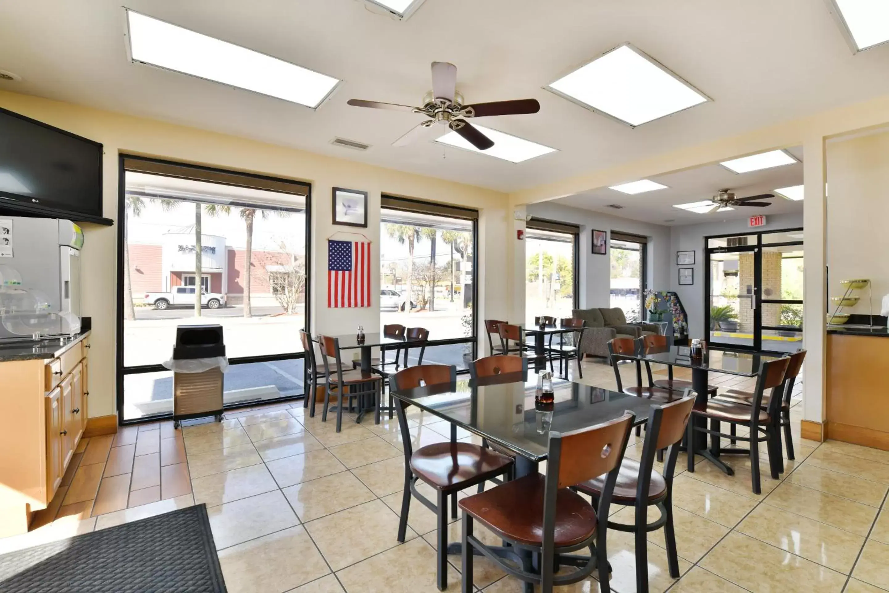 Dining area, Restaurant/Places to Eat in OYO Hotel Twin Lake- Lake Park Valdosta area