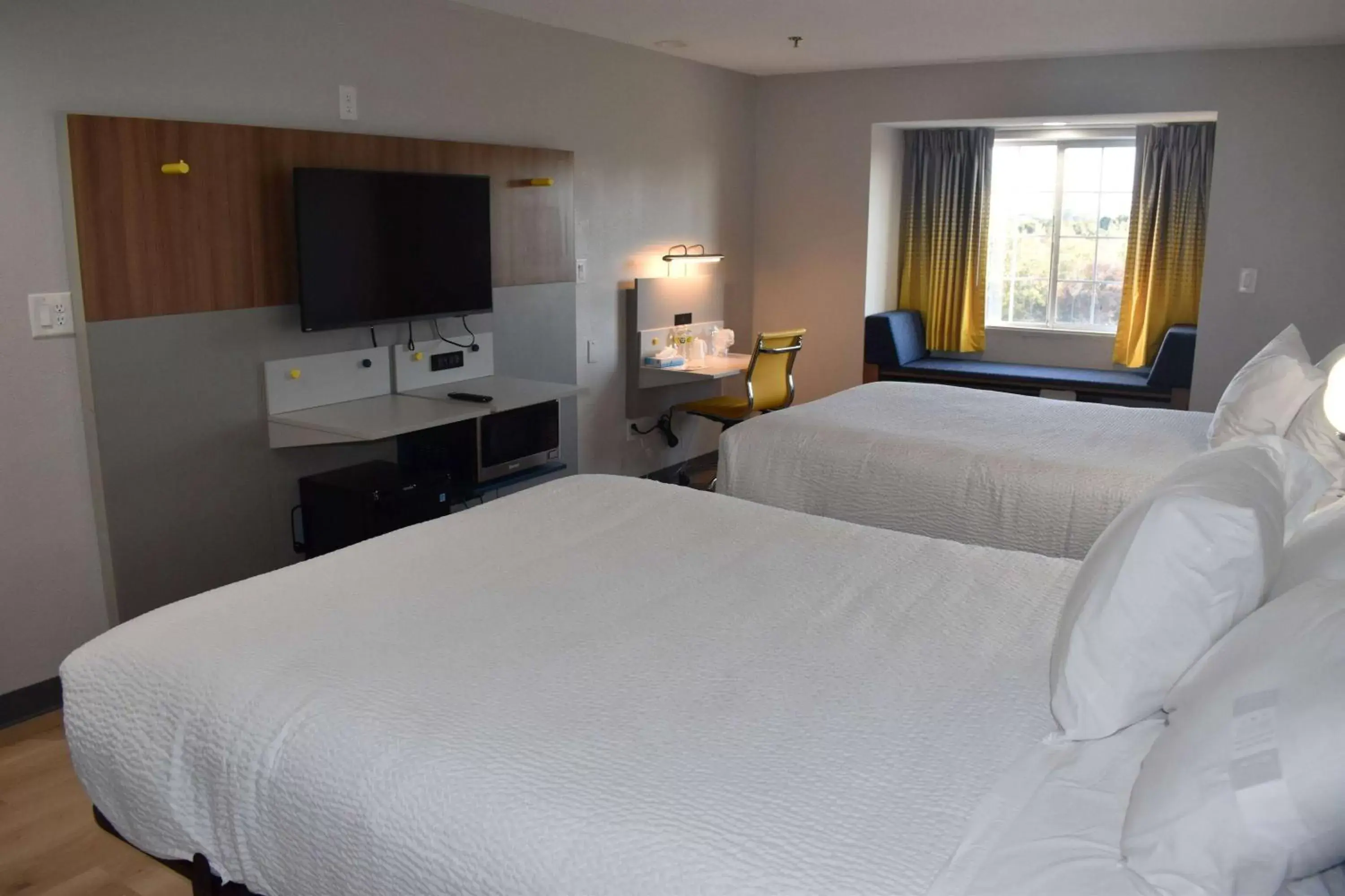 Photo of the whole room, Bed in Microtel Inn & Suites by Wyndham Stockbridge/Atlanta I-75