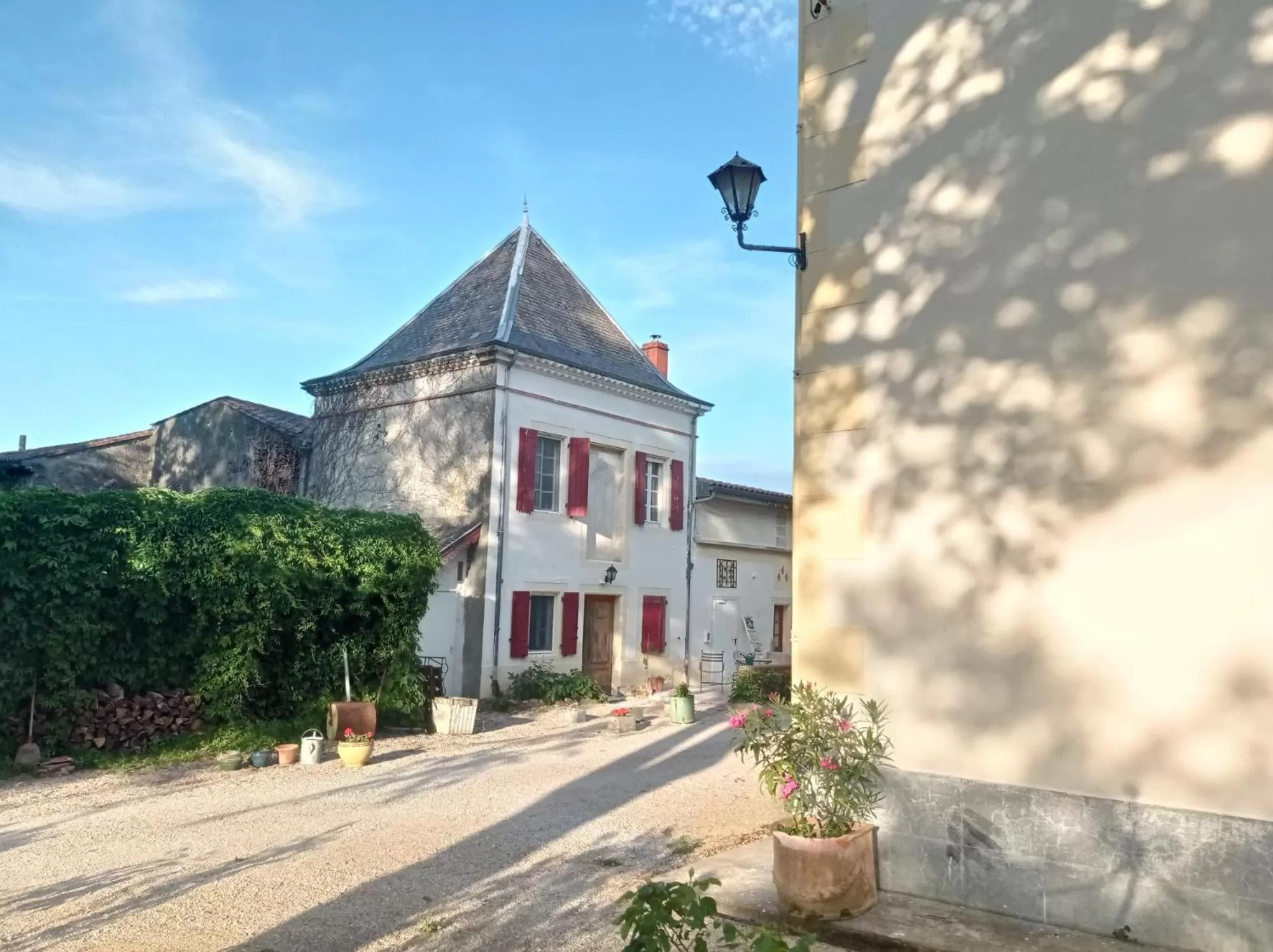 Guests, Property Building in Domaine de Rasigous