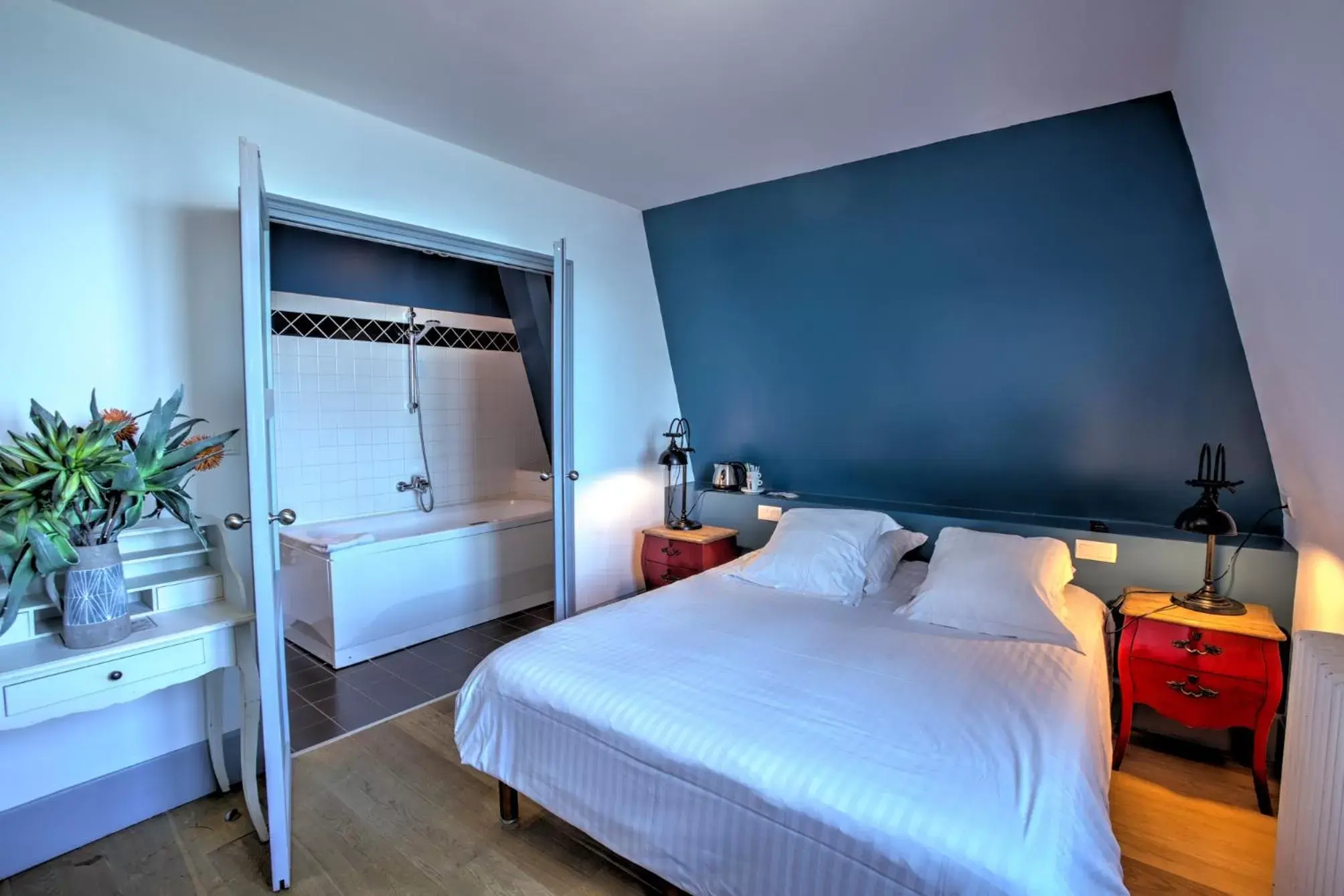 Bathroom, Bed in Hotel Le Rayon Vert