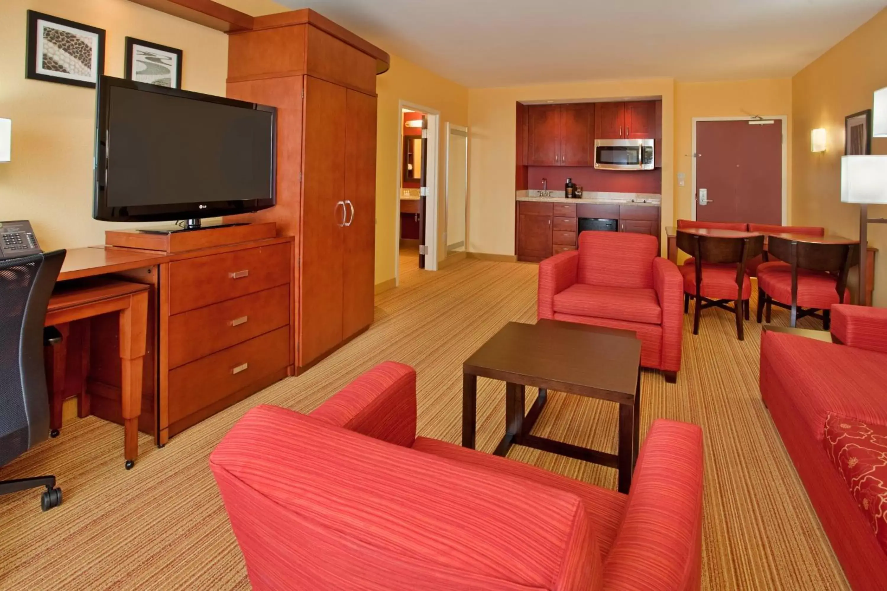 Living room, TV/Entertainment Center in Courtyard by Marriott Pittsburgh North/Cranberry Woods