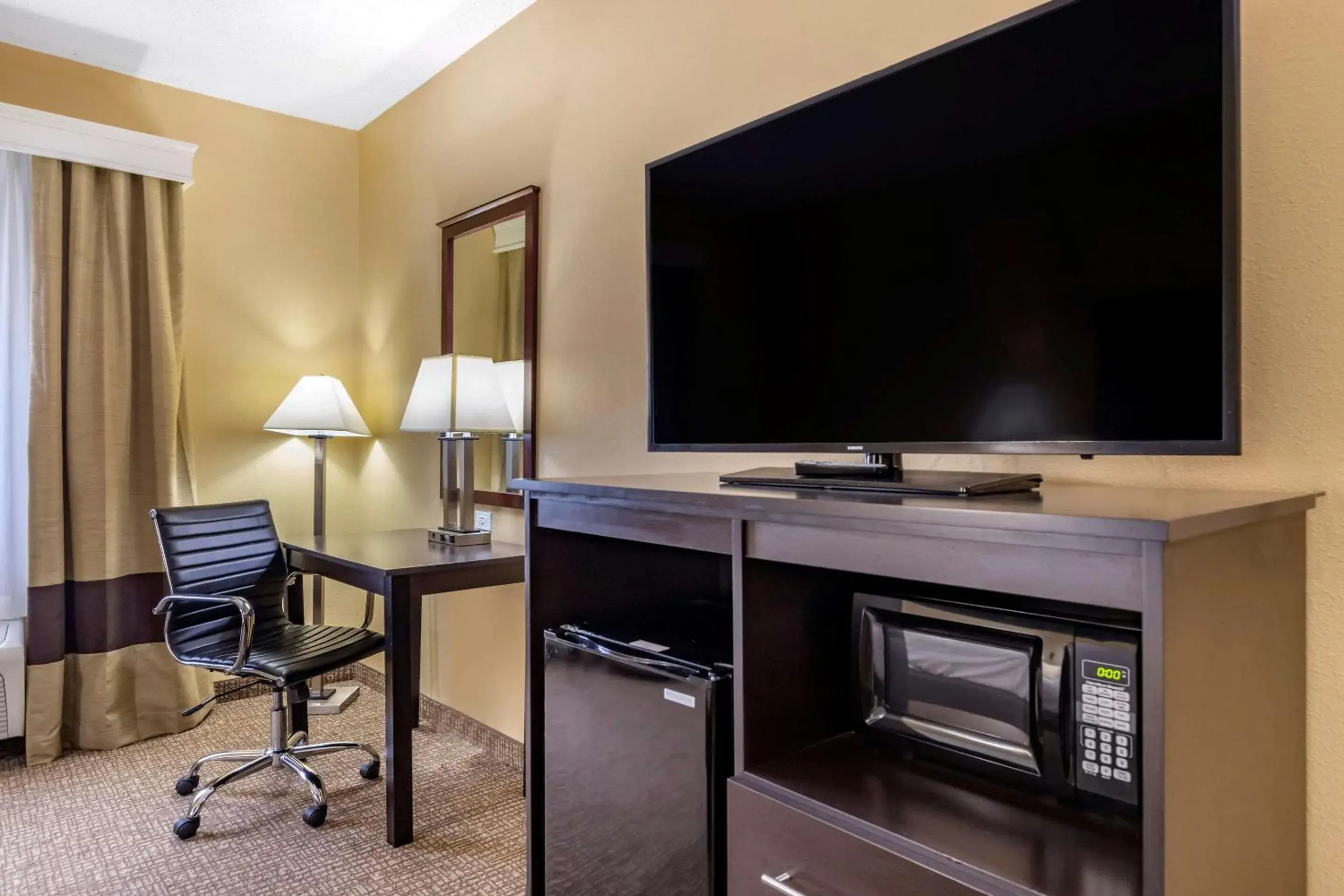 Photo of the whole room, TV/Entertainment Center in Comfort Inn & Suites ATX North