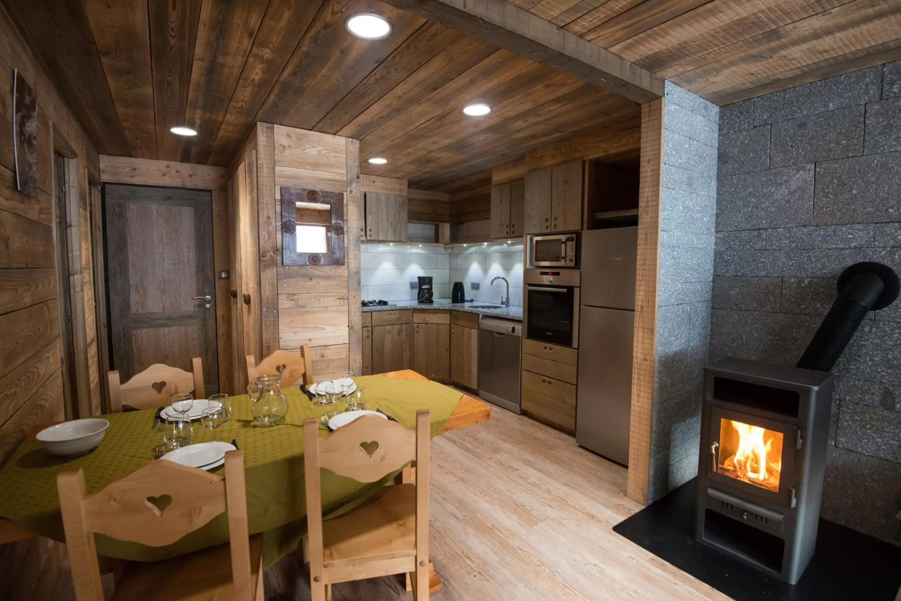 Dining area, Kitchen/Kitchenette in Le Couarôge Chalets et Appartements