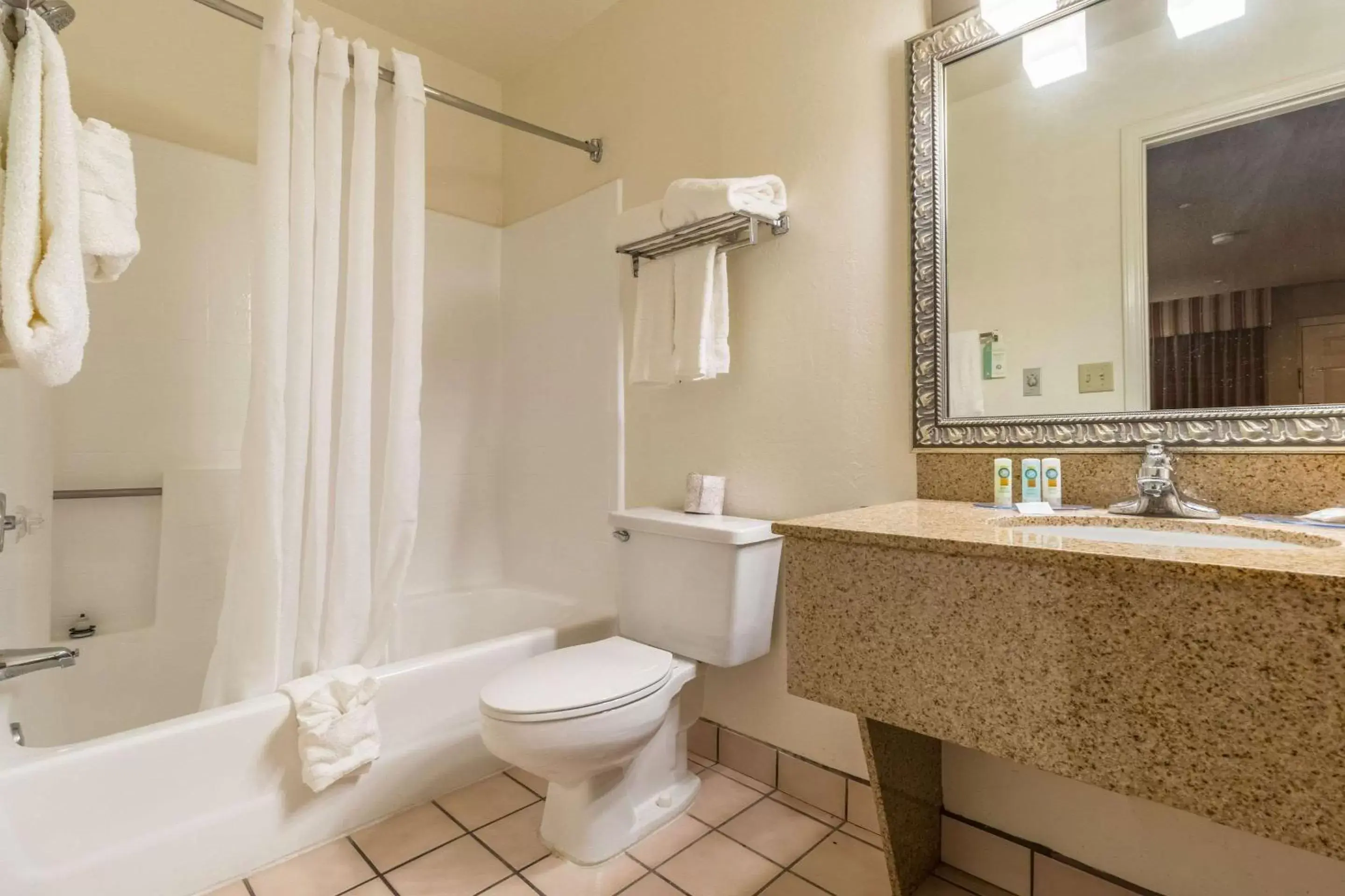 Bedroom, Bathroom in Quality Inn Casa Grande I-10