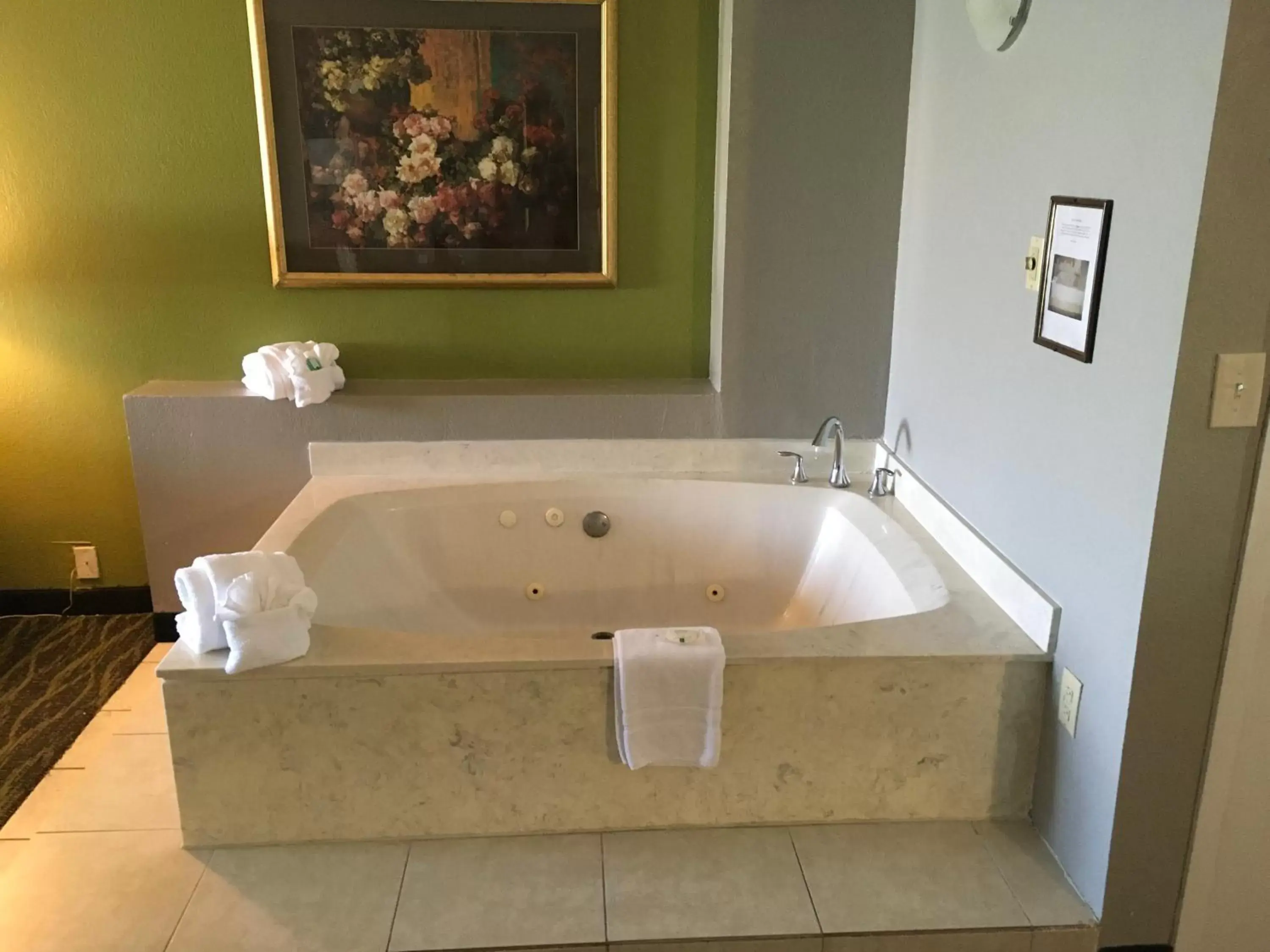 Hot Tub, Bathroom in Quality Inn & Suites Orlando / Winter Park