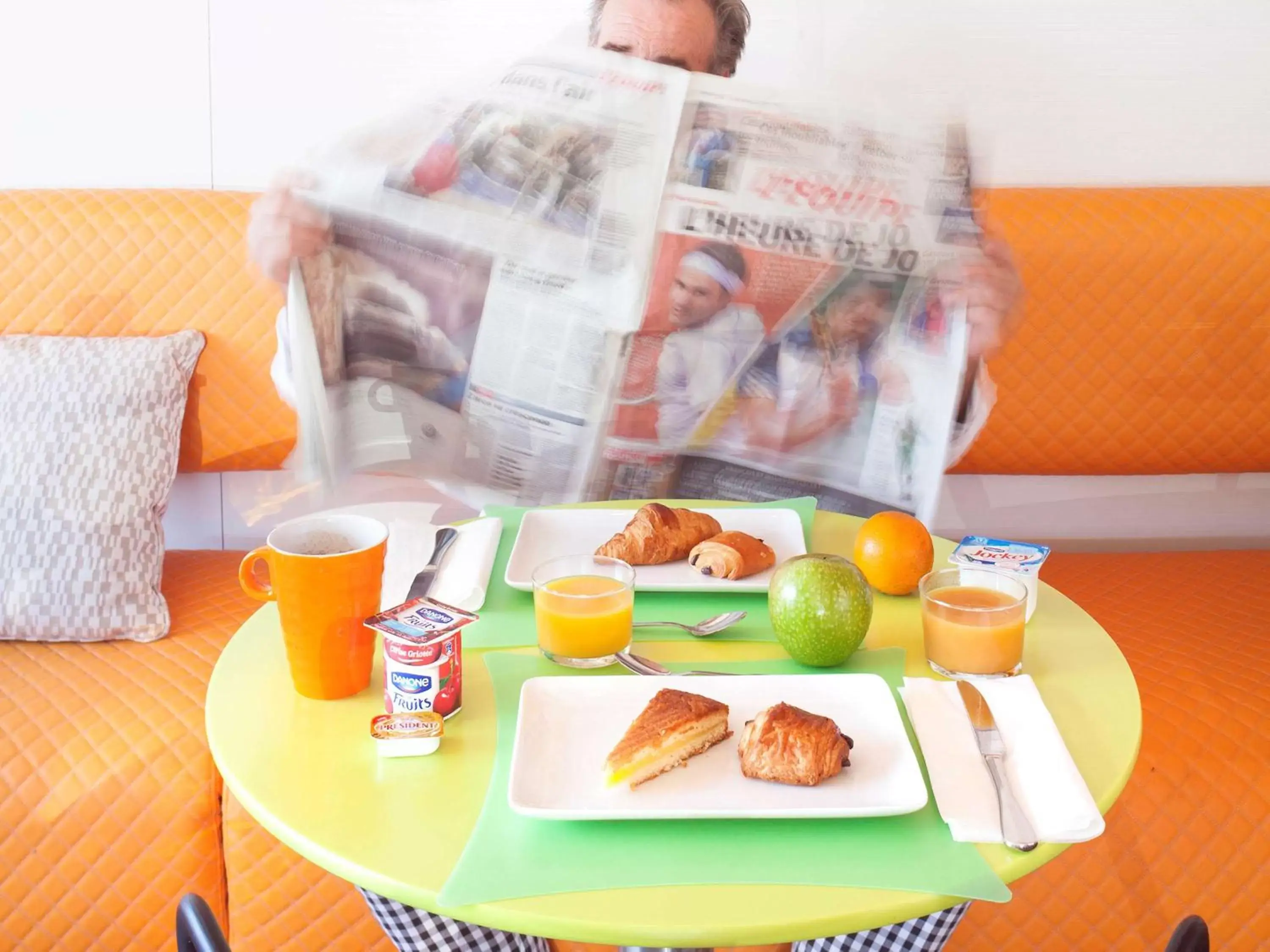 Dining area in ibis Styles Bayonne