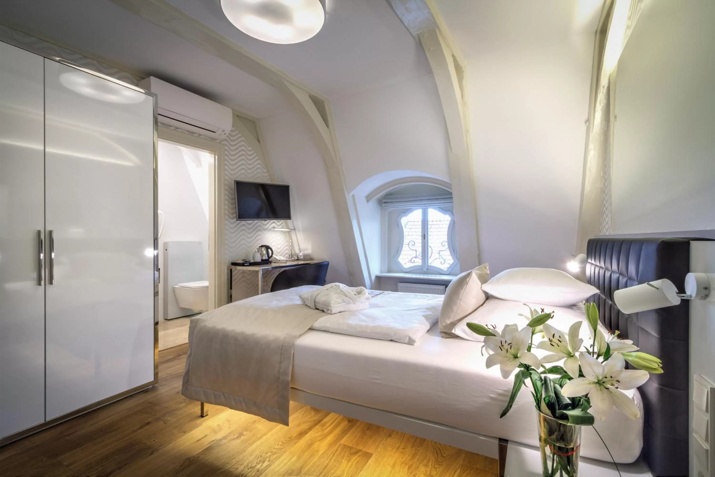 Bedroom, Bed in Golden Star