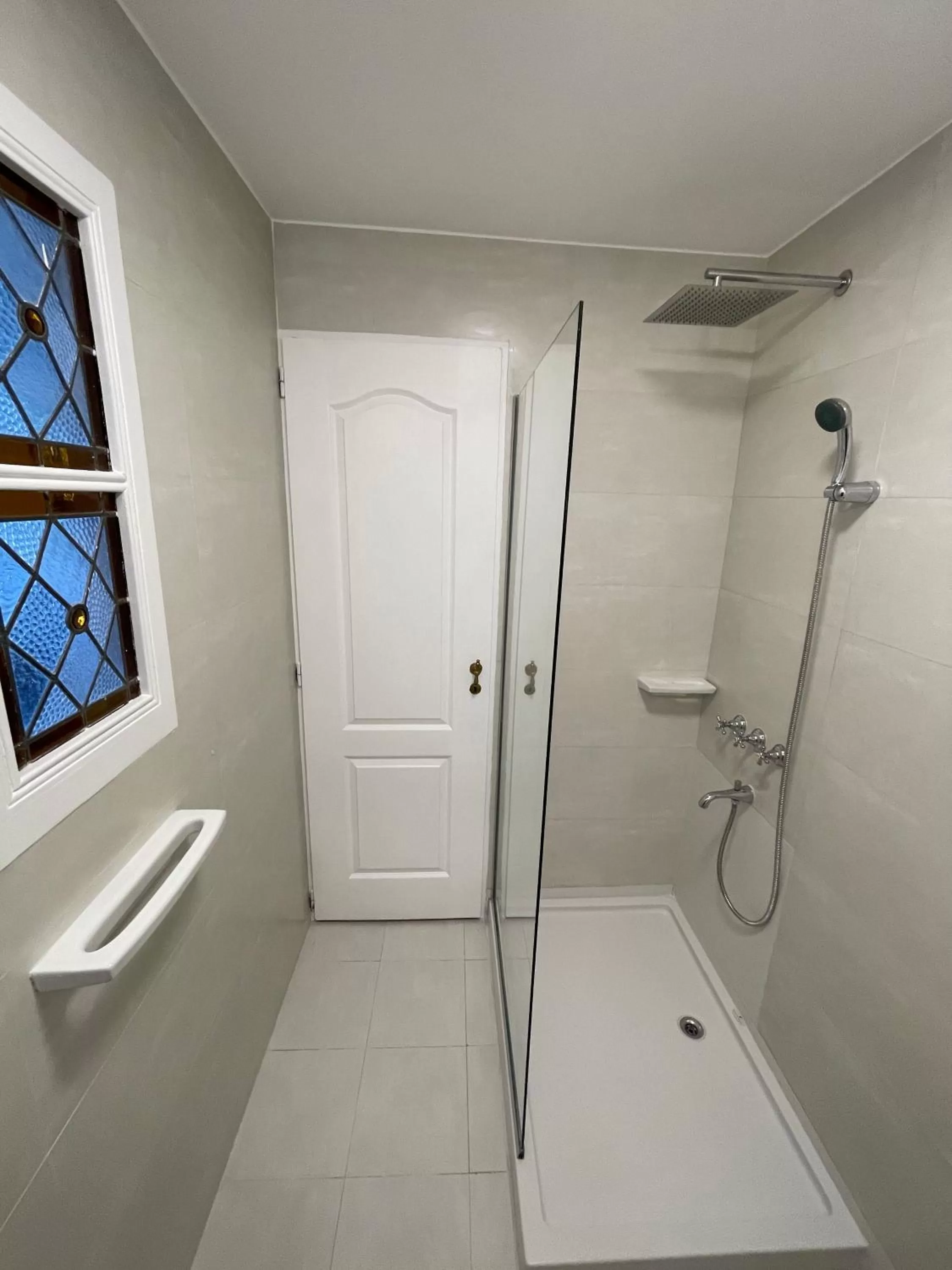 Shower in Le Petit Palais