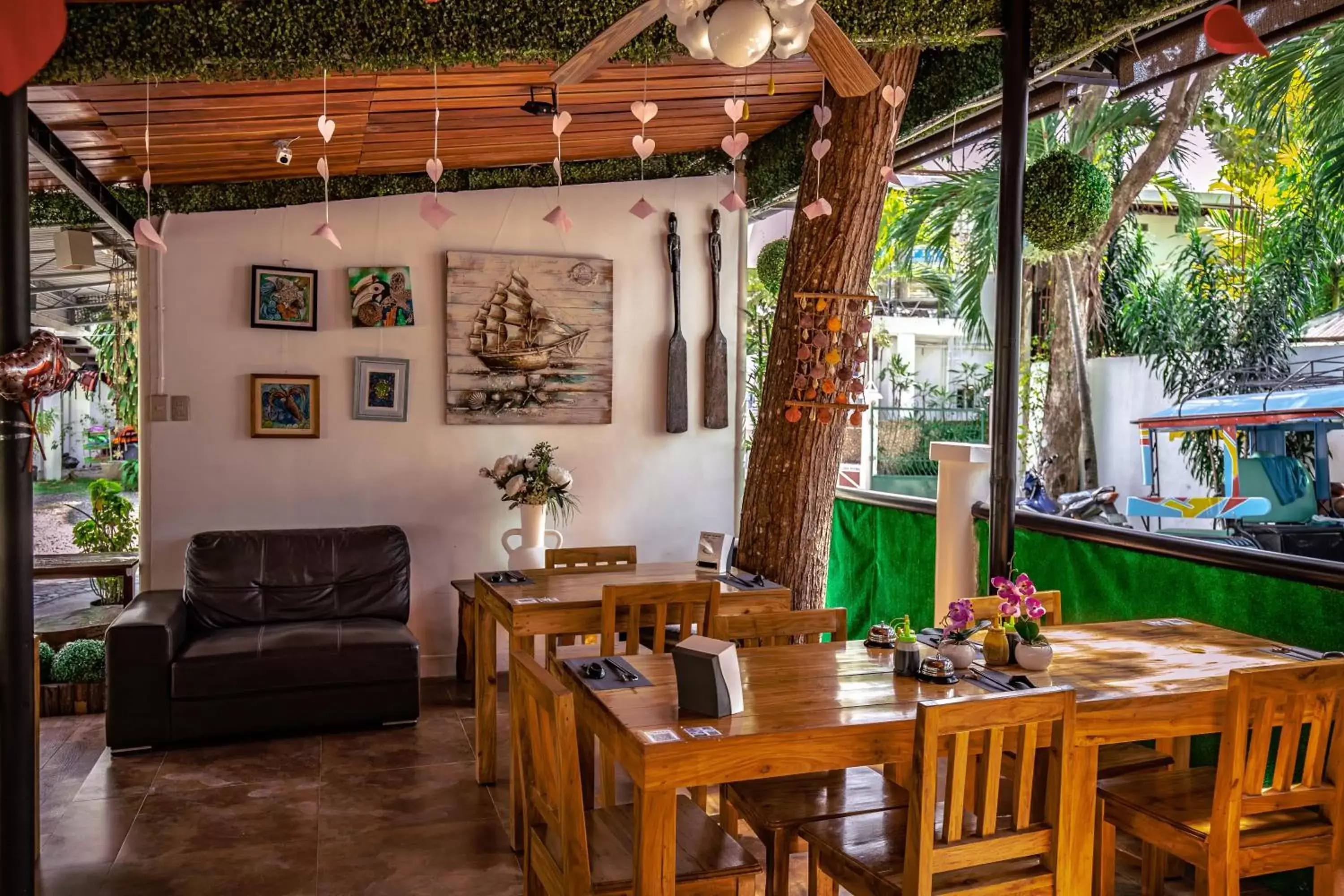Restaurant/Places to Eat in Pescadores Suites Moalboal