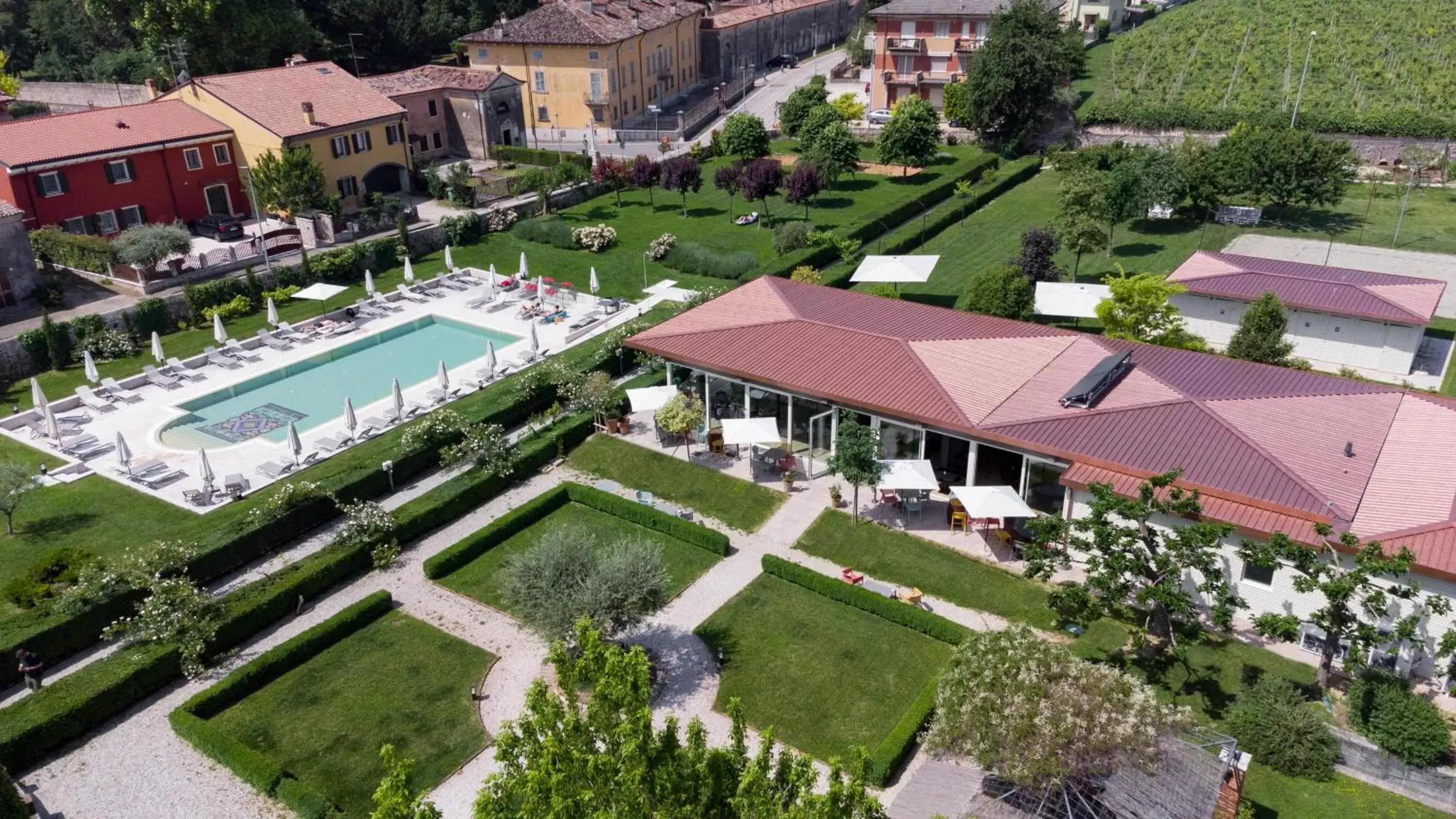 Swimming pool, Bird's-eye View in B&B Villa Nichesola