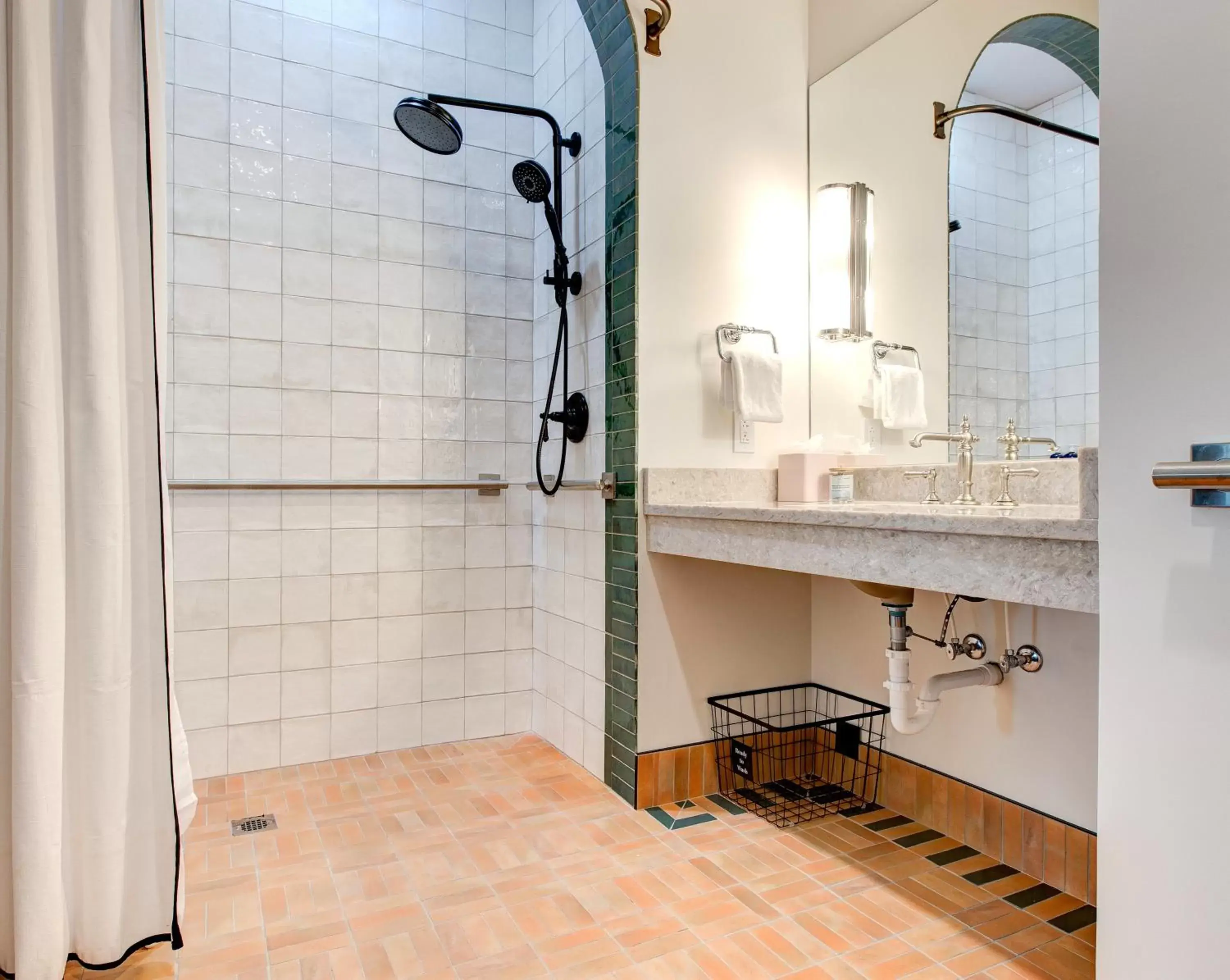 Shower, Bathroom in Elwood Hotel & Suites