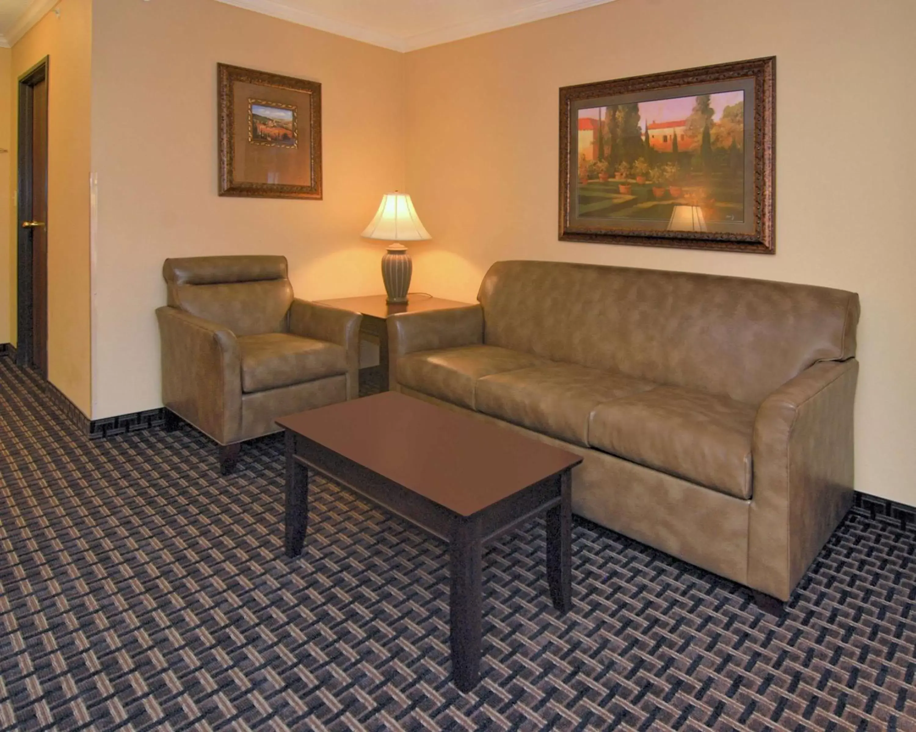 Photo of the whole room, Seating Area in Best Western Plus Southpark Inn & Suites